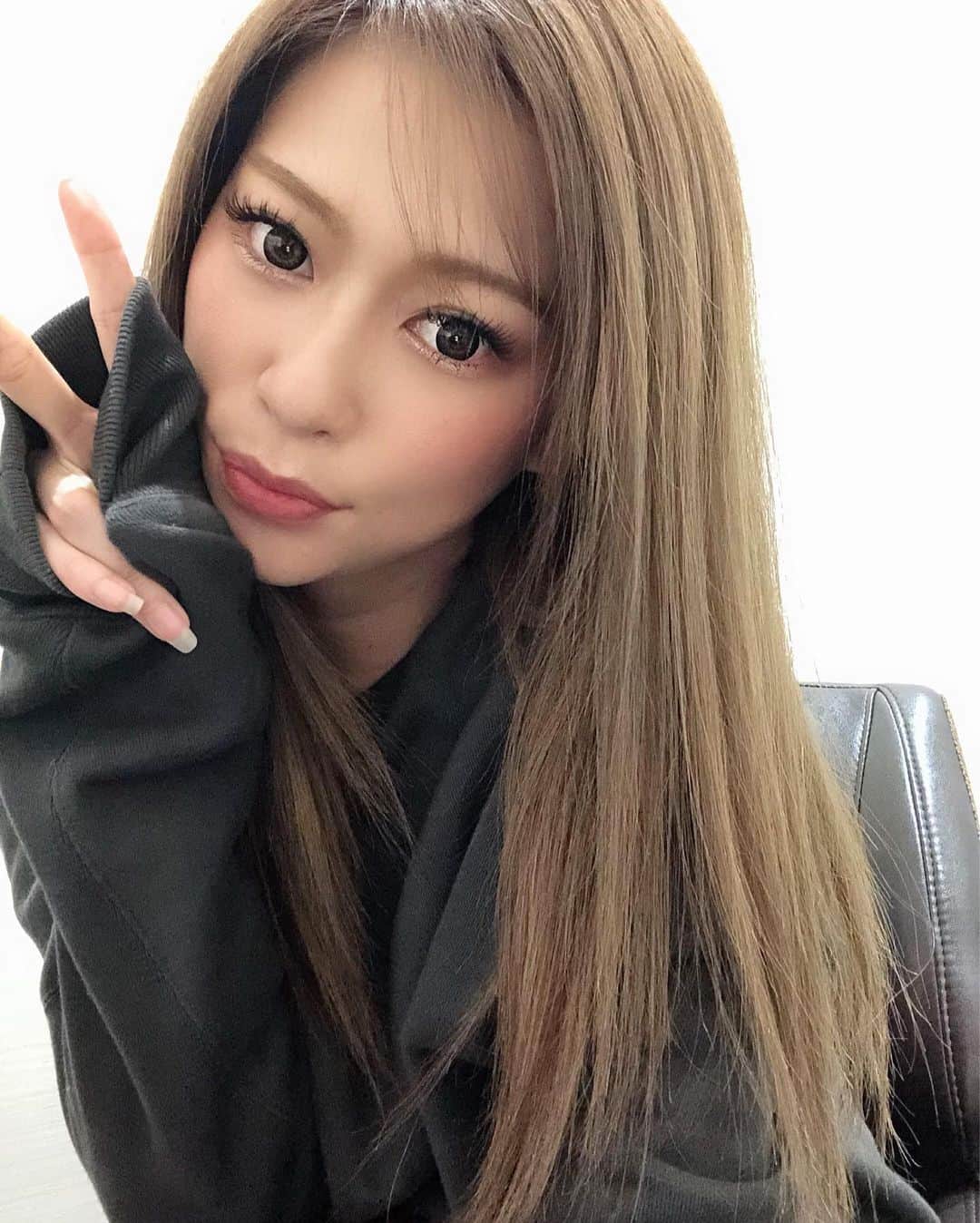 長谷川唯のインスタグラム：「・ ・ 今日はTAクリニックでTA式ツヤ肌コラーゲンリフトとバッカルファット除去をしてもらいました👏🏻✨先生は　@motohiko.takesaki に毎回お世話になってるから安心だし、スタッフのお姉さんも親身に話しを聞いてくれるから本当行きやすいクリニック😌💓 ・ ・ 完成がたのしみだなぁ〜🧡🧡また経過もUPしていくねん😘✨ ・ ・ #TAクリニック #ta式ツヤ肌コラーゲンリフト #リフトアップ #バッカルファット #バッカルファット除去  #taクリニック銀座院」