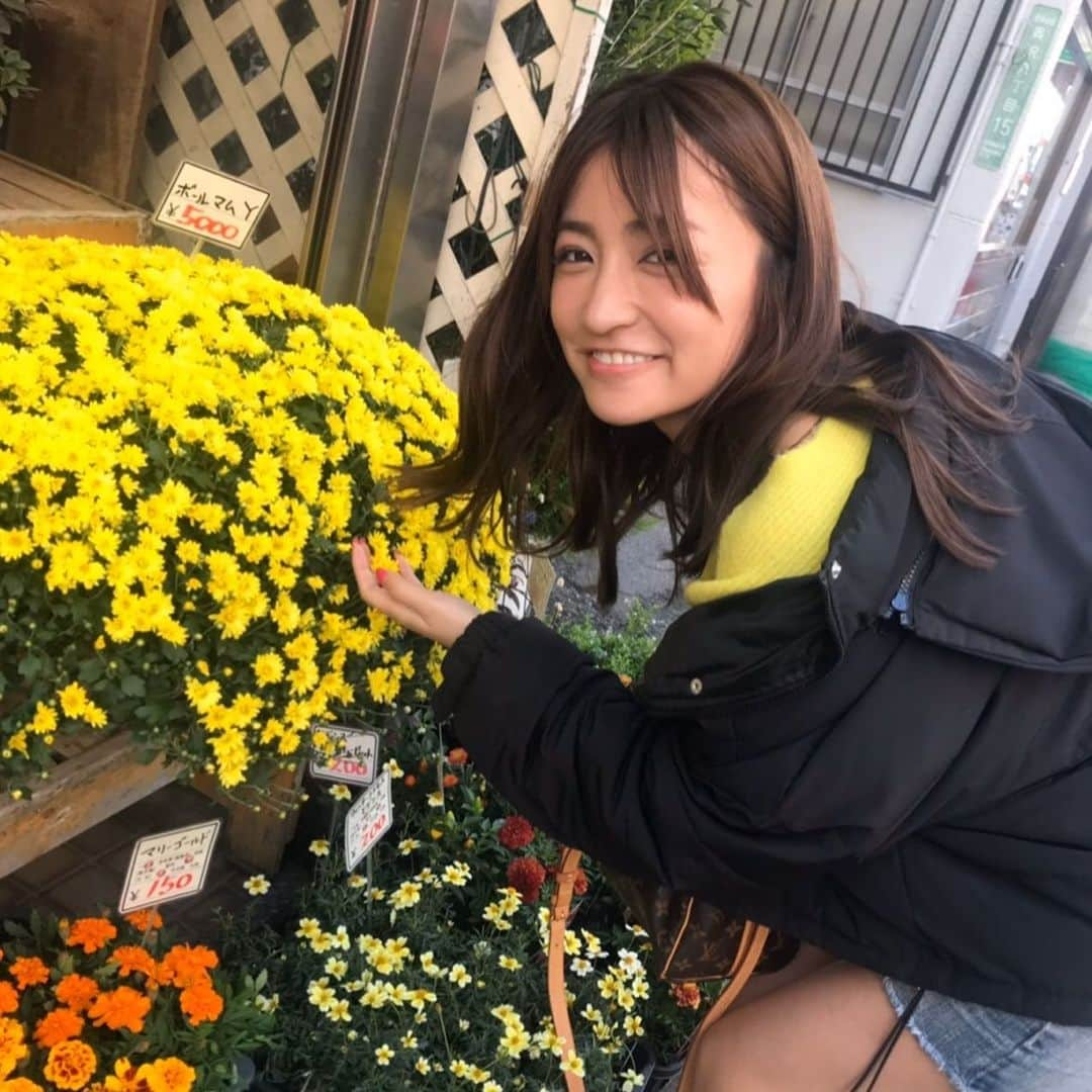 HOSHINOのインスタグラム：「みなさんお花は好きですかー？？💐💐💐ほっしは大好きです😆😆ドタバタしてる時ほどお花屋さんで1度立ち止まって深呼吸してくださいね😌😌ほっしは季節のお花を買うようにしています💠💠洗面台とかキッチンに飾ると癒されるよー！！💗💗#お花屋さん#花#お花#黄色#綺麗#癒し」