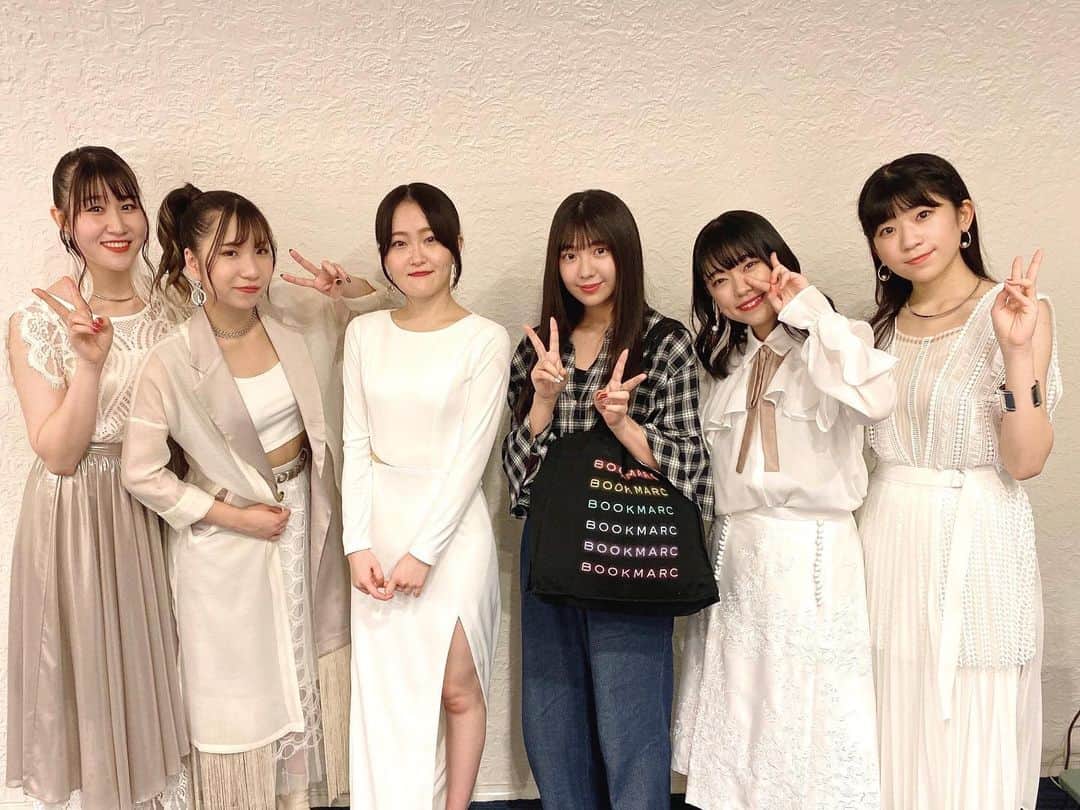 小玉梨々華のインスタグラム：「今日は、 Little Glee Monster さんの ツアーファイナルに行ってきました。  リトグリさんの歌は何回聴いても 凄すぎてライブ行くたび震えます。 感動した…楽しかった…  5周年おめでとうございます☺︎」