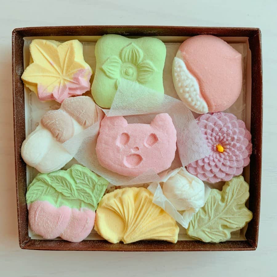 のインスタグラム：「おきゃわな和菓子を買うのが趣味なのですが、 @aiueo_happy の秋限定落雁を無事にゲットできてほくほくしております☺️🍵﻿ ﻿ Twitterではおいも通信🍠﻿ インスタでは和菓子通信🍵﻿ 食欲の秋です🌾﻿ ﻿ #aiueo #和菓子 #落雁 #干菓子 #秋限定」