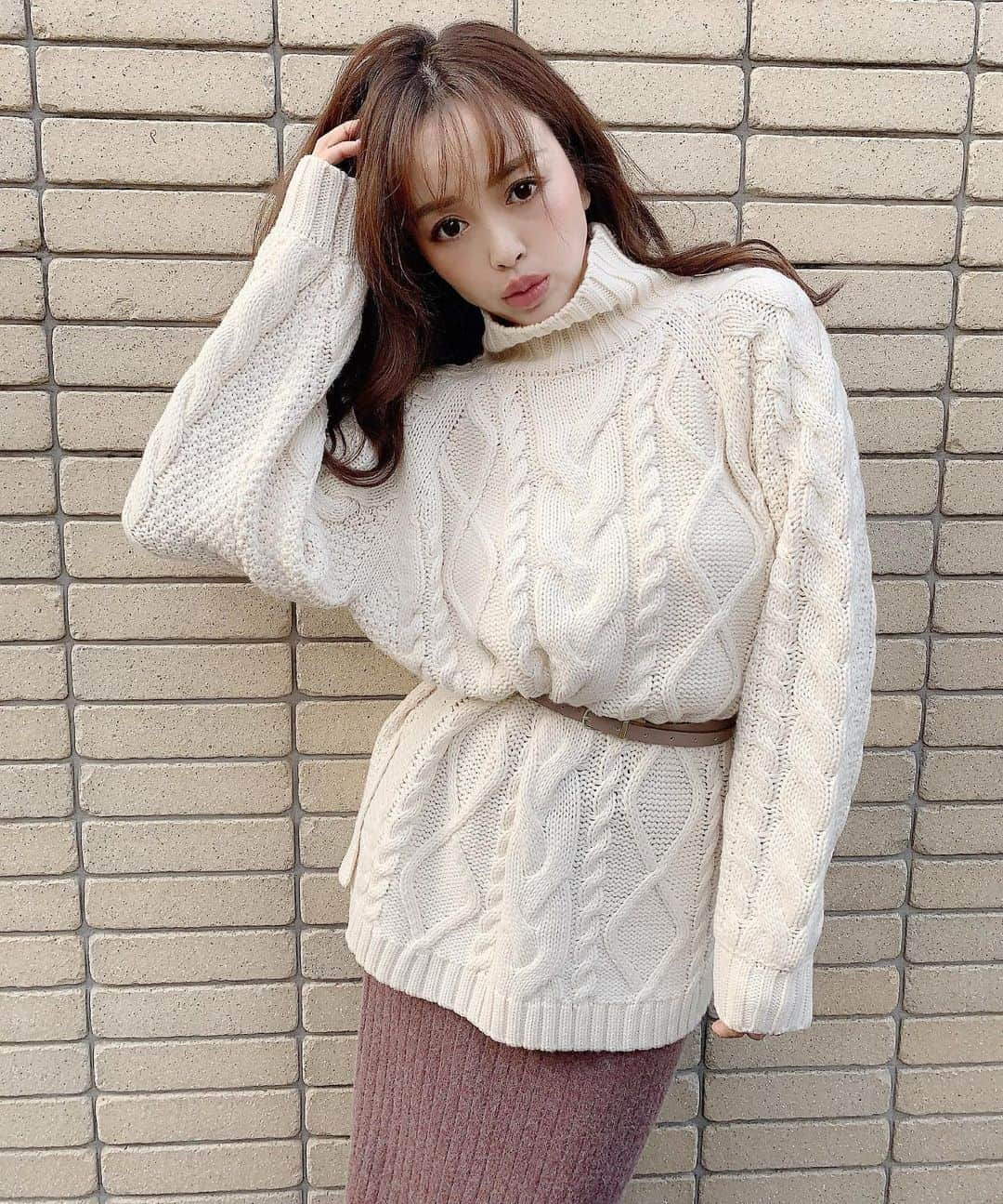 板橋瑠美さんのインスタグラム写真 - (板橋瑠美Instagram)「最近のootd💋﻿ ﻿ ﻿ ワンピにもできる大きなシルエットの﻿ ニットに膝下丈のタイトスカートを合わせて﻿ ベルトでスタイルアップコーデ♡﻿ ﻿ ﻿ 若い時のコーデはこのニットにショーパンに、﻿ ニーハイの装いだったはず☻﻿ ﻿ オトナ女子のニットコーデは﻿ シルエットとあえて露出しないのがミソ♡﻿ ﻿ ニット… @duras_official  ベルト… @gu_for_all_  スカート… @sundayandmonday_official ﻿ ﻿ #ootd #duras #fashion #code #秋コーデ #秋ファッション」11月3日 20時13分 - rumi_official_0616