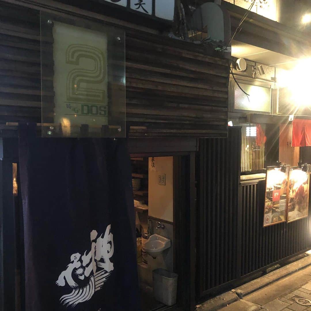 直樹 加藤さんのインスタグラム写真 - (直樹 加藤Instagram)「.. ウチのお得意さん、京都駅前のディープなスポット「リド飲食街」の入口にある「じじばばDOS」さん、リニューアルオープンです。 . 屋号は、変わりませんが、中の人が変わりました。 . 元々DOSを回しておられたシンゴさんは、同じリド飲食街の奥の方にある「じじばば本店」に移られました。 . 今までDOSは、リーズナブルなワインをグラスで飲ませるお店でした。リニューアル後の方向性は、神亀酒造の日本酒をメインに据えたながれになるような。 . 毎月第二水曜日は、飲むエイギョウの日なので、新しくなったじじばば本店とDOSに行ってみよう。 .. #京都駅前　#リド飲食街　#じじばば　#じじばばDOS #ワインバー　#神亀酒造」11月3日 20時13分 - daimonjiyakatonaoki