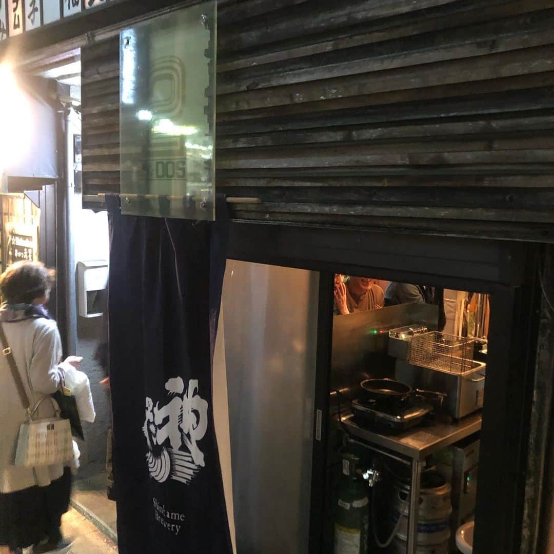 直樹 加藤さんのインスタグラム写真 - (直樹 加藤Instagram)「.. ウチのお得意さん、京都駅前のディープなスポット「リド飲食街」の入口にある「じじばばDOS」さん、リニューアルオープンです。 . 屋号は、変わりませんが、中の人が変わりました。 . 元々DOSを回しておられたシンゴさんは、同じリド飲食街の奥の方にある「じじばば本店」に移られました。 . 今までDOSは、リーズナブルなワインをグラスで飲ませるお店でした。リニューアル後の方向性は、神亀酒造の日本酒をメインに据えたながれになるような。 . 毎月第二水曜日は、飲むエイギョウの日なので、新しくなったじじばば本店とDOSに行ってみよう。 .. #京都駅前　#リド飲食街　#じじばば　#じじばばDOS #ワインバー　#神亀酒造」11月3日 20時13分 - daimonjiyakatonaoki