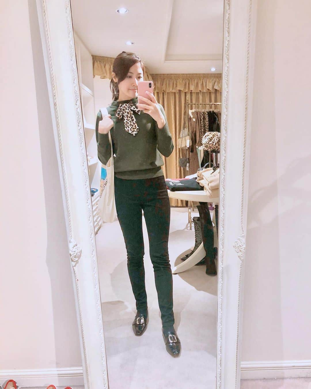 小谷津友里さんのインスタグラム写真 - (小谷津友里Instagram)「🎩👕👖今まで圧倒的にスカートを履いてることが多かったけど﻿ ﻿ 今はスキニーデニムがすき( ¨̮ )💓💭﻿ ﻿ ﻿ いろいろ履くけど﻿ なんだかんだいちばん便利なのが﻿ ユニクロのウルトラストレッチレギンスパンツ﻿ 脚にピタッとして﻿ 余計なダボつきがなくていい👖﻿ 前ポケットがフェイクだからその分スリムなのね🐰﻿ ﻿ おしりのライン出るから﻿ 筋トレとストレッチします🙊🙈🙉﻿ ﻿ ﻿ ﻿ ﻿ ✔tops @dholic_official ﻿ ✔pants @uniqlo ﻿ ✔shoes @zara ﻿ ﻿ ﻿ ﻿ 👖﻿ ﻿ ﻿ ﻿ ﻿ #ユニクロ #スキニー #今日のコーデ #coordinate  #zara #ローファー #dholic #ootd #休日コーデ #スカーフ #プチプラコーデ #カジュアルコーデ #ユニクロコーデ #mirrorselfie  #大人コーデ  #ポニーテール #ユニクロ購入品 #ヘビロテ  #アニマル柄 #クロコダイル #シンプルコーデ　#こやゆりコーデ  #162cm」11月3日 20時17分 - yurikoyatsu