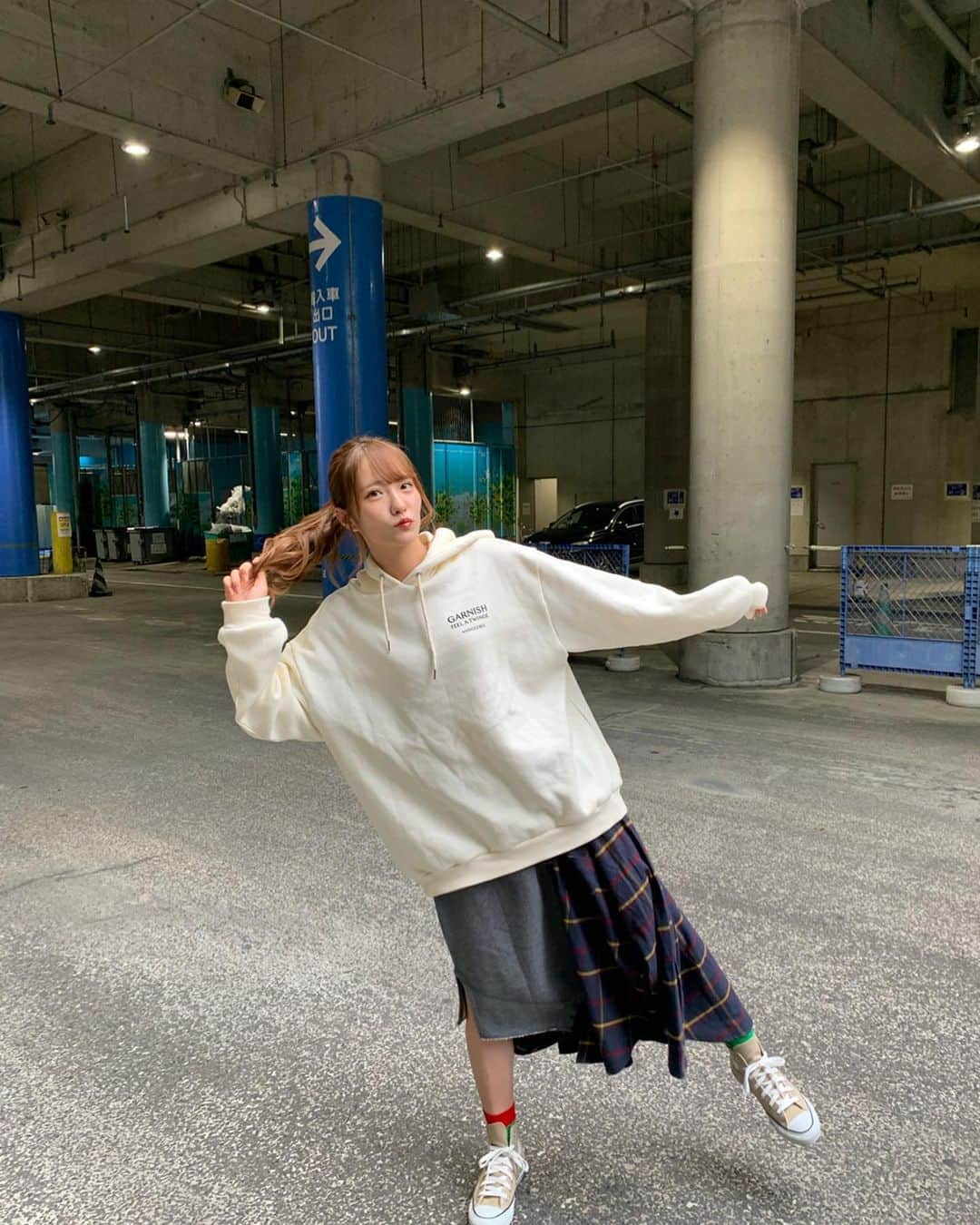 小嶋花梨さんのインスタグラム写真 - (小嶋花梨Instagram)「パーカー女子好きな人〜🙋🏻‍♀️﻿ ﻿ ﻿ ﻿ ﻿ ﻿ ﻿ ﻿ ﻿  #ANDGEEBEE のポップアップに行って、ゲットしたばかりのパーカー！可愛いいいいいいい﻿ ﻿ 今年の冬たくさん着るぞ〜🦊❤️﻿ ﻿ ﻿ ﻿ スカートは #RODEOCROWNS ﻿ チェックのシャツがついててきゃわわです🤧﻿ ﻿ ﻿ ﻿ ﻿ #ootd #パーカー女子 #CONVERSE #握手会 #NMB48﻿ ﻿ ﻿ ﻿ ﻿ ﻿ ﻿ ﻿ ﻿ ﻿ ﻿」11月3日 20時20分 - nmb_kojima_48