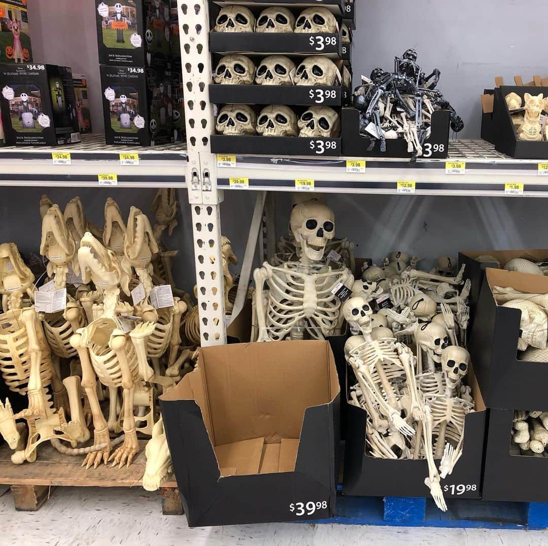 丸山ゴンザレスのインスタグラム：「‪カナダのウォルマートのハロウィン用グッズ売り場では、骸骨が大量に販売されてました。実物サイズや動物型、詰め合わせもあります。‬」