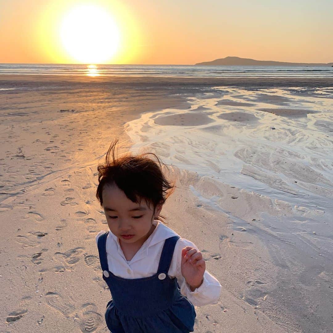 菊井亜希さんのインスタグラム写真 - (菊井亜希Instagram)「産後初めての家族旅行、夏休みを取り戻す気持ちで計画した旅。  夕陽を追い求めて西へ西へ、、 日本一美しい砂浜と言われる 五島の高浜ビーチ🌅 我を忘れて波と戯れるほさきとこみち。 十碧見てごらん、これが美しい日本の海なんだよ🧚‍♀️ #familytrip2019」11月3日 20時29分 - bollywoood