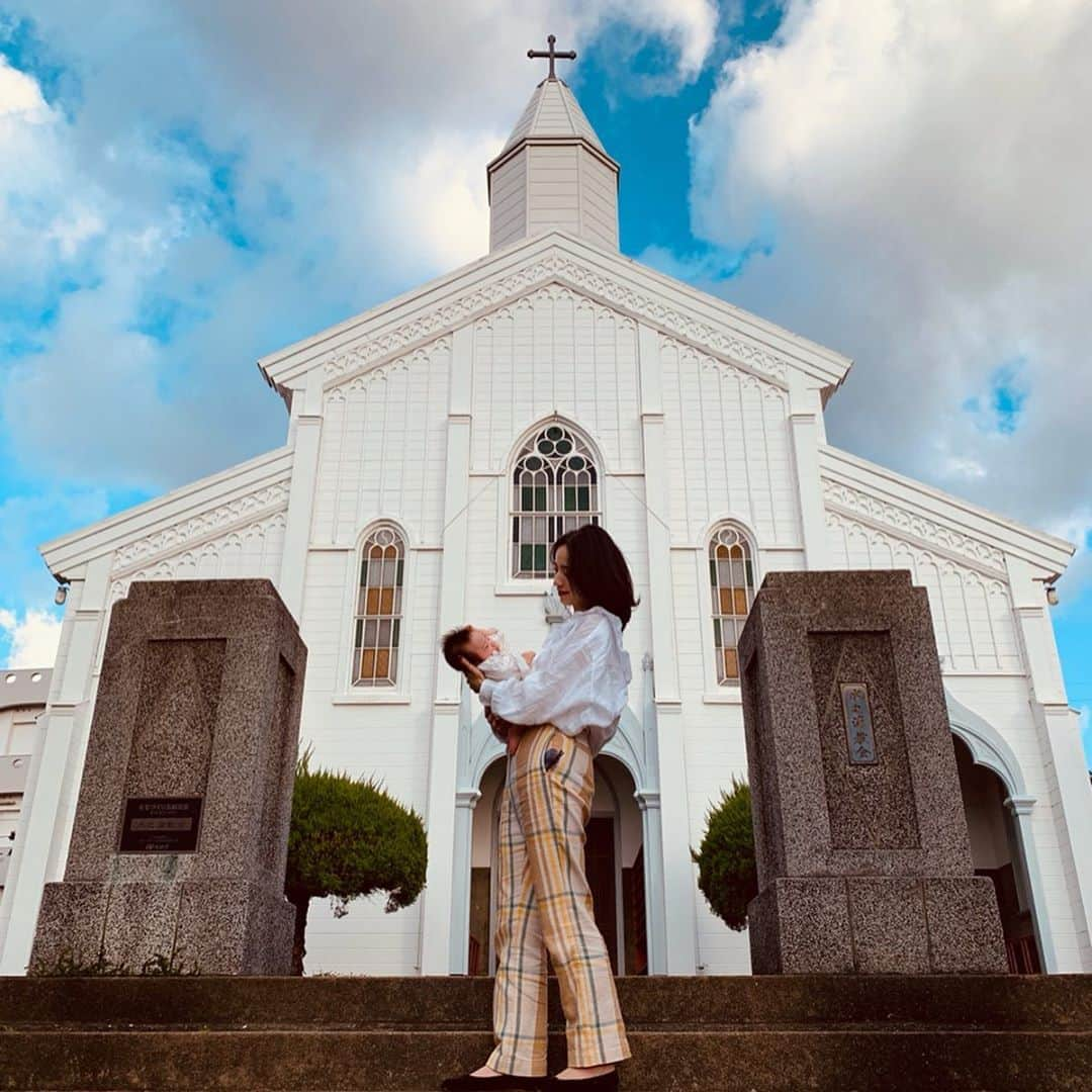 菊井亜希さんのインスタグラム写真 - (菊井亜希Instagram)「十碧のトは十字架の十。 隠れキリシタンの地でもある五島、天草で、 もう一つの目的でもある教会巡り。 好きな映画の一つ、マーティンスコセッシ監督の"沈黙"の舞台でもある。 かつてからキリスト教を信仰する人々が、弾圧を受けながらも守り続けてきた信仰心。 そんな悲しいほどに美しい場所。 無宗派ではあるけれど、 碧い空と碧い海、十字架を信仰する聖地がトアの所縁の場所になればいいな、 そんな願いを込めて…⛪️」11月3日 20時29分 - bollywoood