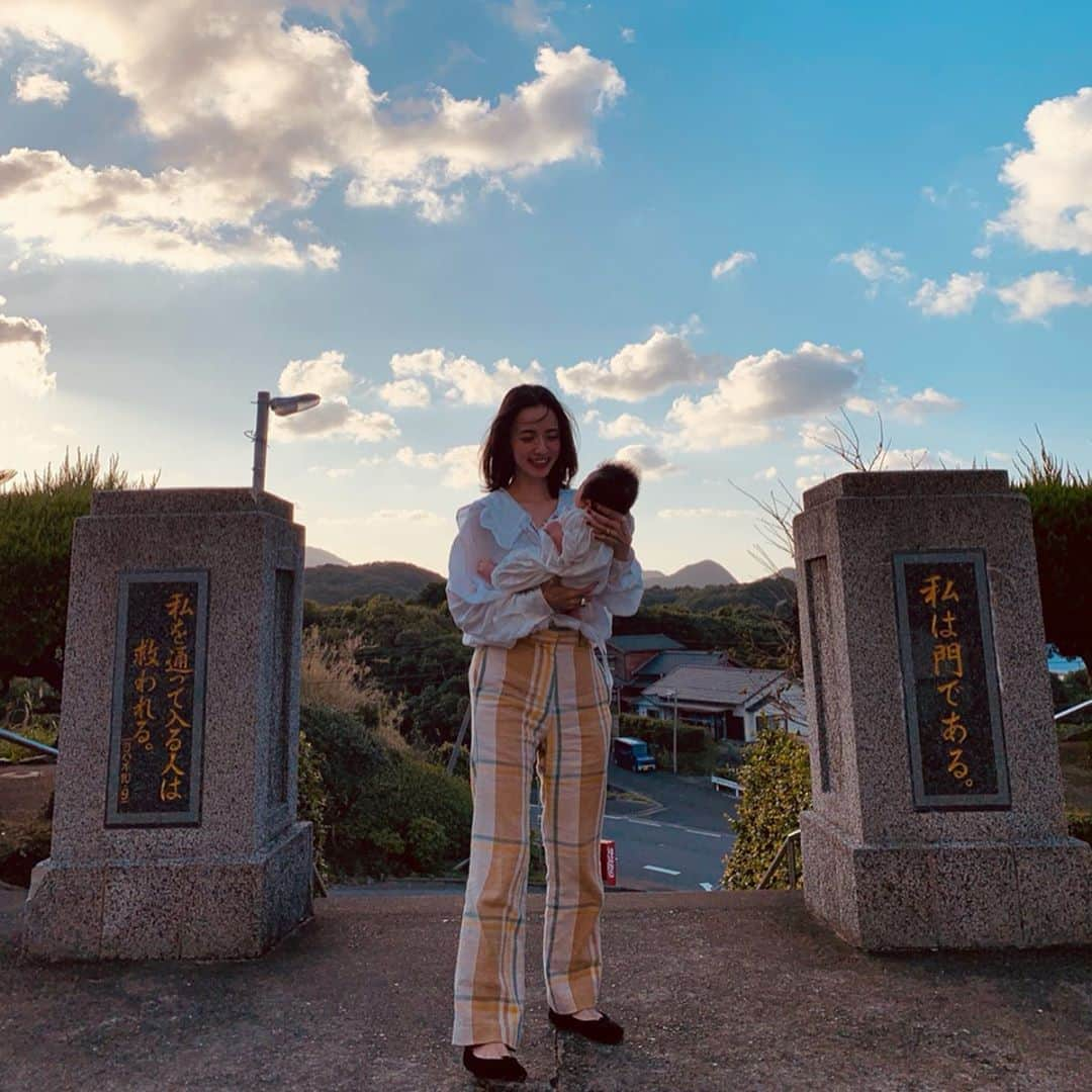 菊井亜希さんのインスタグラム写真 - (菊井亜希Instagram)「十碧のトは十字架の十。 隠れキリシタンの地でもある五島、天草で、 もう一つの目的でもある教会巡り。 好きな映画の一つ、マーティンスコセッシ監督の"沈黙"の舞台でもある。 かつてからキリスト教を信仰する人々が、弾圧を受けながらも守り続けてきた信仰心。 そんな悲しいほどに美しい場所。 無宗派ではあるけれど、 碧い空と碧い海、十字架を信仰する聖地がトアの所縁の場所になればいいな、 そんな願いを込めて…⛪️」11月3日 20時29分 - bollywoood