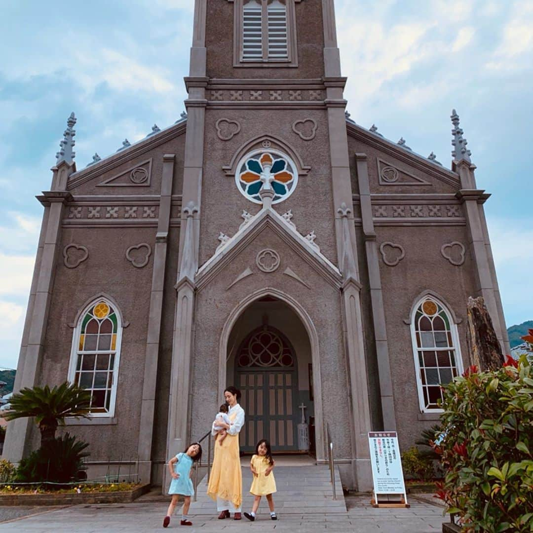 菊井亜希さんのインスタグラム写真 - (菊井亜希Instagram)「十碧のトは十字架の十。 隠れキリシタンの地でもある五島、天草で、 もう一つの目的でもある教会巡り。 好きな映画の一つ、マーティンスコセッシ監督の"沈黙"の舞台でもある。 かつてからキリスト教を信仰する人々が、弾圧を受けながらも守り続けてきた信仰心。 そんな悲しいほどに美しい場所。 無宗派ではあるけれど、 碧い空と碧い海、十字架を信仰する聖地がトアの所縁の場所になればいいな、 そんな願いを込めて…⛪️」11月3日 20時29分 - bollywoood