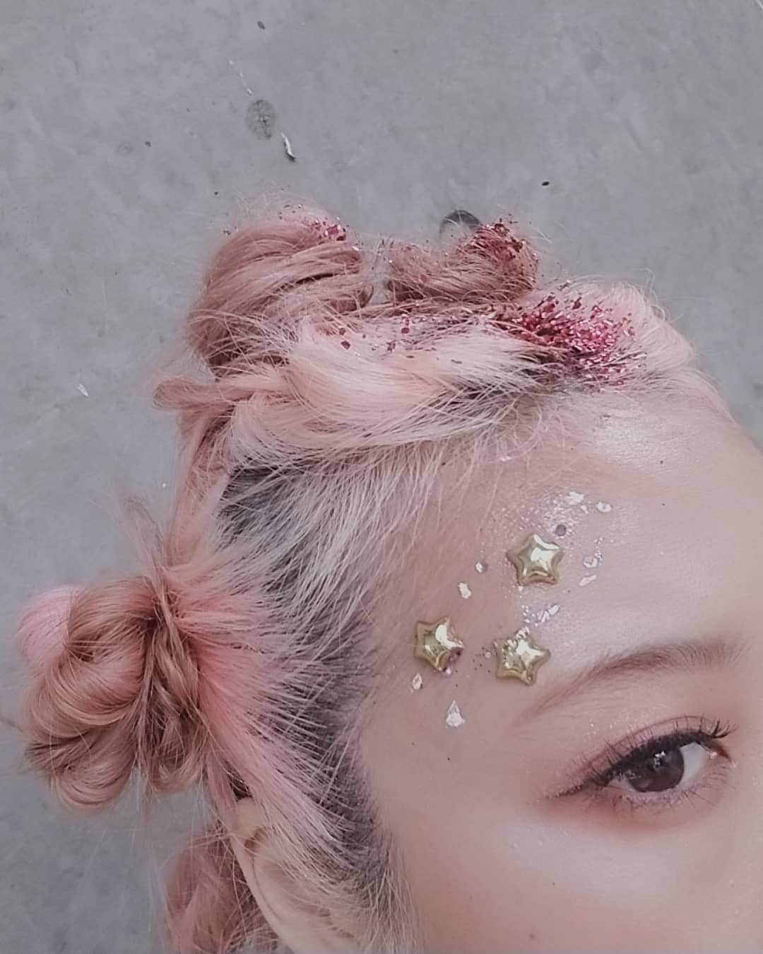 小林レイミさんのインスタグラム写真 - (小林レイミInstagram)「脳ミソぶちあげた🍑💘🔥 Glitter @trashmamamakeup 💄 Earrings @plasticinazul 🇨🇱🌈💜 #glittermakeup #glitter #makeup #pinkhair #hairarrange #kawaii #makeuplooks #fashionlook #pinkmood #fashiondoll」11月3日 20時33分 - _reimi._____