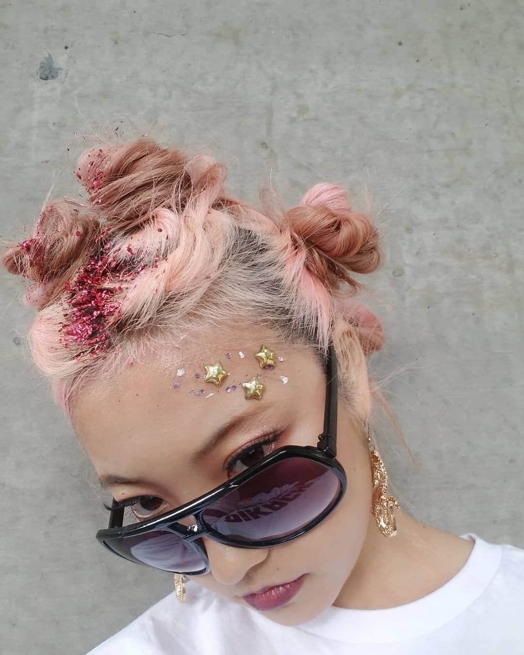 小林レイミさんのインスタグラム写真 - (小林レイミInstagram)「脳ミソぶちあげた🍑💘🔥 Glitter @trashmamamakeup 💄 Earrings @plasticinazul 🇨🇱🌈💜 #glittermakeup #glitter #makeup #pinkhair #hairarrange #kawaii #makeuplooks #fashionlook #pinkmood #fashiondoll」11月3日 20時33分 - _reimi._____