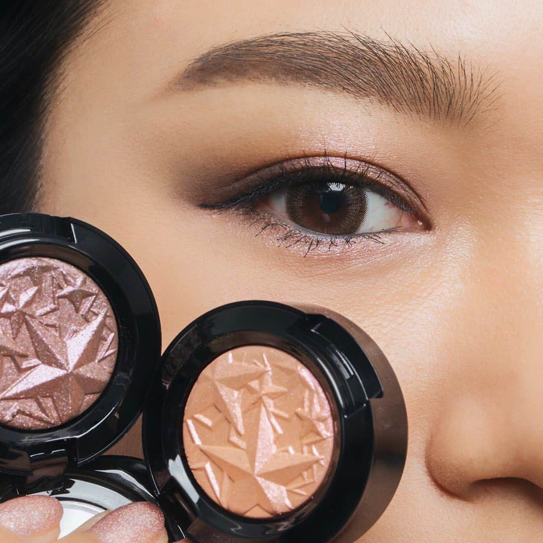 M∙A∙C Cosmetics Japanのインスタグラム：「ㅤ #MACクリスマスコフレ2019 を使ってホリデーメイク❄️ パープルピンクとライトピンクのアイシャドウで目元を優しく彩りながら、フェミニンな魅力をまとって✨ ㅤ ㅤ ↓↓使用メイン製品↓↓ スターリー アイド キット[ニュートラル] (アイシャドウ2色、アイライナー、マスカラ、限定ポーチ付き) ㅤ MAKEUP & MODEL: YUKINO TANAKA PHOTO: @takaki_iwata ㅤ #MACHoliday ㅤ ㅤ ㅤ ㅤ ㅤ #MACCosmeticsJapan #MACコスメ #MACCosmetics #コスメ #メイク #ホリデー #コフレ #クリスマスコフレ #クリスマスコフレ2019 #ホリデーシーズン #クリスマスプレゼント #アイシャドウ #アイメイク #メイクポーチ #ピンクメイク #ホリデーコフレ #ラメ #makeup #cosme #cosmetics #holiday #holidaymakeup #holidaycollection #holidays #holiday2019」