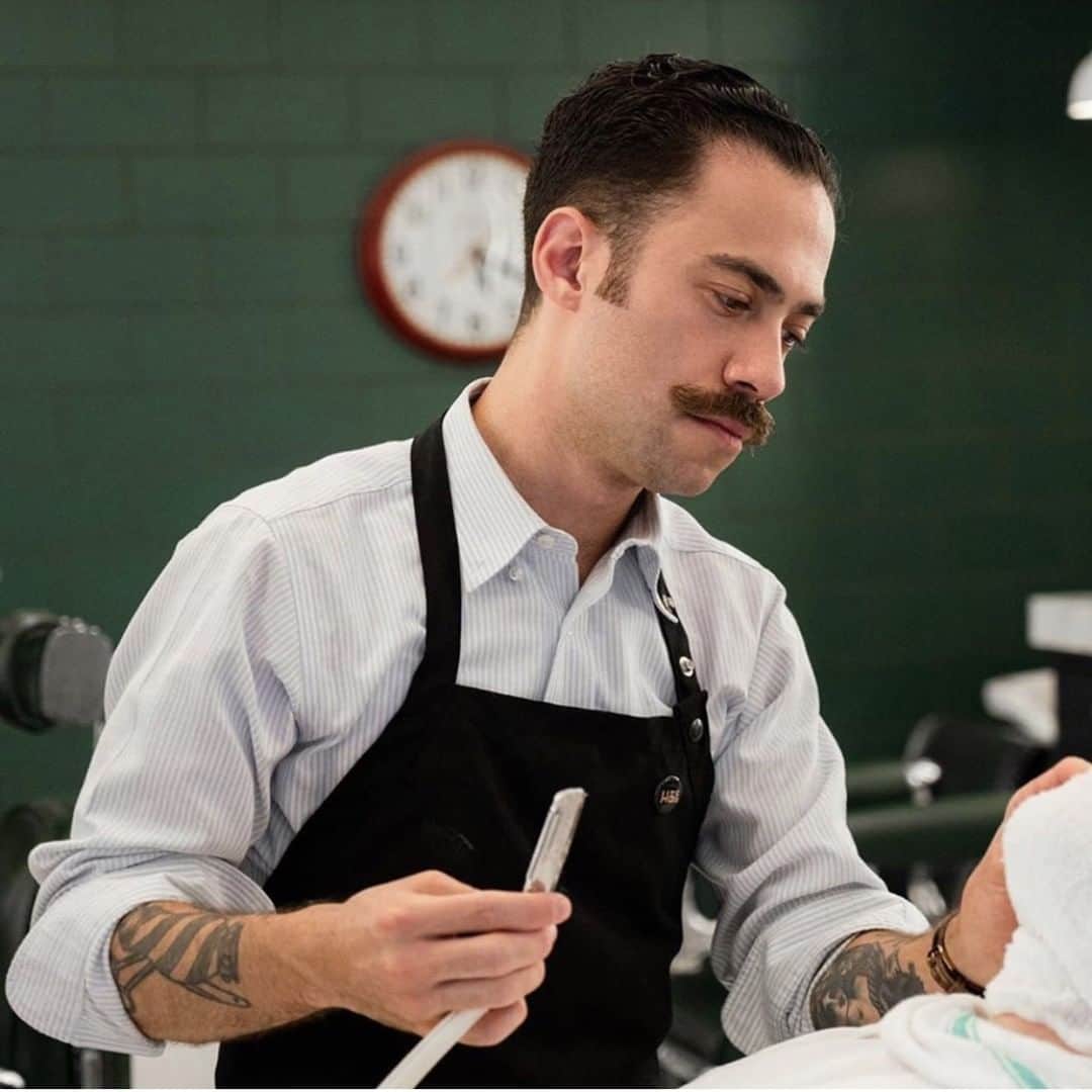 Proraso Japanのインスタグラム：「身だしなみを整える時間、それは男が自分と向き合える貴重な時間。バーバー文化発祥の地である欧州イタリア初のグルーミングブランド「Proraso」は、毎日のライフスタイルにそんなこだわりを持つ男性におすすめです。 . Repost from @prorasousa . #proraso #prorasousa #prorasofirenze #シェービングクリーム #シェービング #ProShave #Italian #ItalianShave #イタリア製 #バーバースタイル #バーバーショップ #髭脱毛 #メンズスタイル #シェービングフォーム #Barber #メンズヘアスタイル #ヒゲ男子 #ヒゲ #BarberShop #ヒゲ脱毛 #メンズヘア #シェービングエステ #おしゃれさんと繋がりたい」
