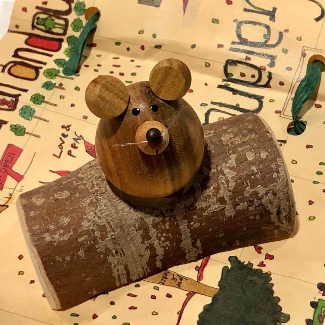 北清杏奈さんのインスタグラム写真 - (北清杏奈Instagram)「先週のサタデービューンは鮎貝さんとお届けしました！熊についているボタンはペチャットといって、好きなぬいぐるみをお喋りさせることができるスピーカー。子供たちが大喜びしそうな素敵アイテムでした(^^) 3枚目はリスナープレゼントだった私の軽井沢土産で、来年の干支ねずみの起き上がりこぼし。我が家にも一匹買いましたが、このつぶらな瞳がたまりません♪ #sbsラジオ #サタデービューン #ピンチヒッター #鮎貝健 さん #ペチャット #博報堂 #monom #ボタン型スピーカー #ねずみ #起き上がりこぼし #干支 #手作り #木 #サクラ #カエデ」11月3日 21時01分 - anna.kitasei