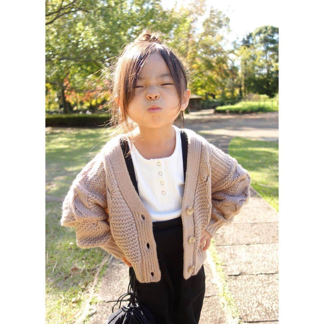 Saraさんのインスタグラム写真 - (SaraInstagram)「. coordinate♡ . @branshes のニットカーデと サス付きパンツが可愛い😍💓 . cardigan ▶︎ #branshes  inner ▶︎ #lowrysfarm  pants ▶︎ #branshes  shoes ▶︎ #branshes  bag ▶︎ #lowrysfarm . . #ootd #kids #kids_japan #kids_japan_ootd #kjp_ootd #kidsfahion #kidscode #kidsootd #kidswear #キッズコーデ #キッズファッション #ニットカーディガン #おだんごヘア」11月3日 21時08分 - sarasara718