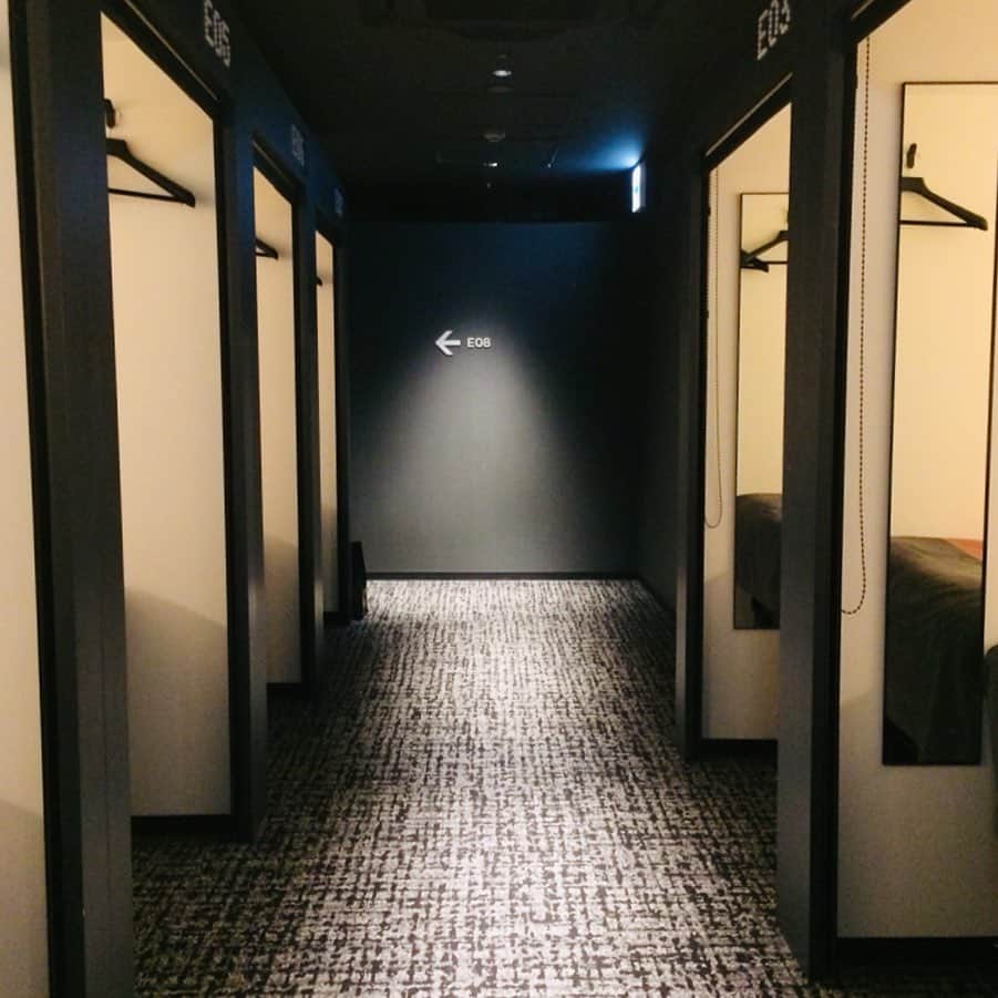 小栗左多里さんのインスタグラム写真 - (小栗左多里Instagram)「衝撃のカプセルホテル2 そもそもカプセルじゃない。セミダブルのふかふかベッドの上は150cmくらいの空間がある。ベッドの手前に布製ブラインドを下ろすと個室に。アメニティもいろいろあり。  トイレの鏡は「女優鏡」、シャワーブースは全部壁の色が違ってる。シャワーは天井からと手で持つとこがある「KVK」製、これ岐阜の会社で、高校の同学年にそこのお嬢さんがいた。岐阜の製品が使われてて嬉しいな。  全体的に暗めで上品。海外では暗め=高級ムードって事でファストフードで暗めにしているとこもある。日本ももう少し柔らかい照明にした方がいいと思える場所が多いなあ。蛍光灯だと写真撮っても「ザ・現実」って感じするから。。 このザ・ミレニアルズ 福岡、朝食付きで1泊3600円。ザ・ミレニアルズ渋谷はパンとコーヒーの朝食付きで8000円。渋谷駅のすぐそばだから仕方ないけど、、福岡の朝食は超別格！だったので、次にアップします。感動モノでした。  #themillennialsfukuoka#ザミレニアルズ福岡#福岡#博多#ホテル#インテリア#インテリアデザイン#デザイン#ライト#家具#ベッド#シャワー#トイレ#鏡#照明#国内旅行#旅行#旅#九州#カプセルホテル#カッコいい#オシャレ#オシャレな人とつながりたい#漫画家#国際結婚#fukuoka#hotel#japan#interior#interiordesign」11月3日 21時10分 - oguri_saori