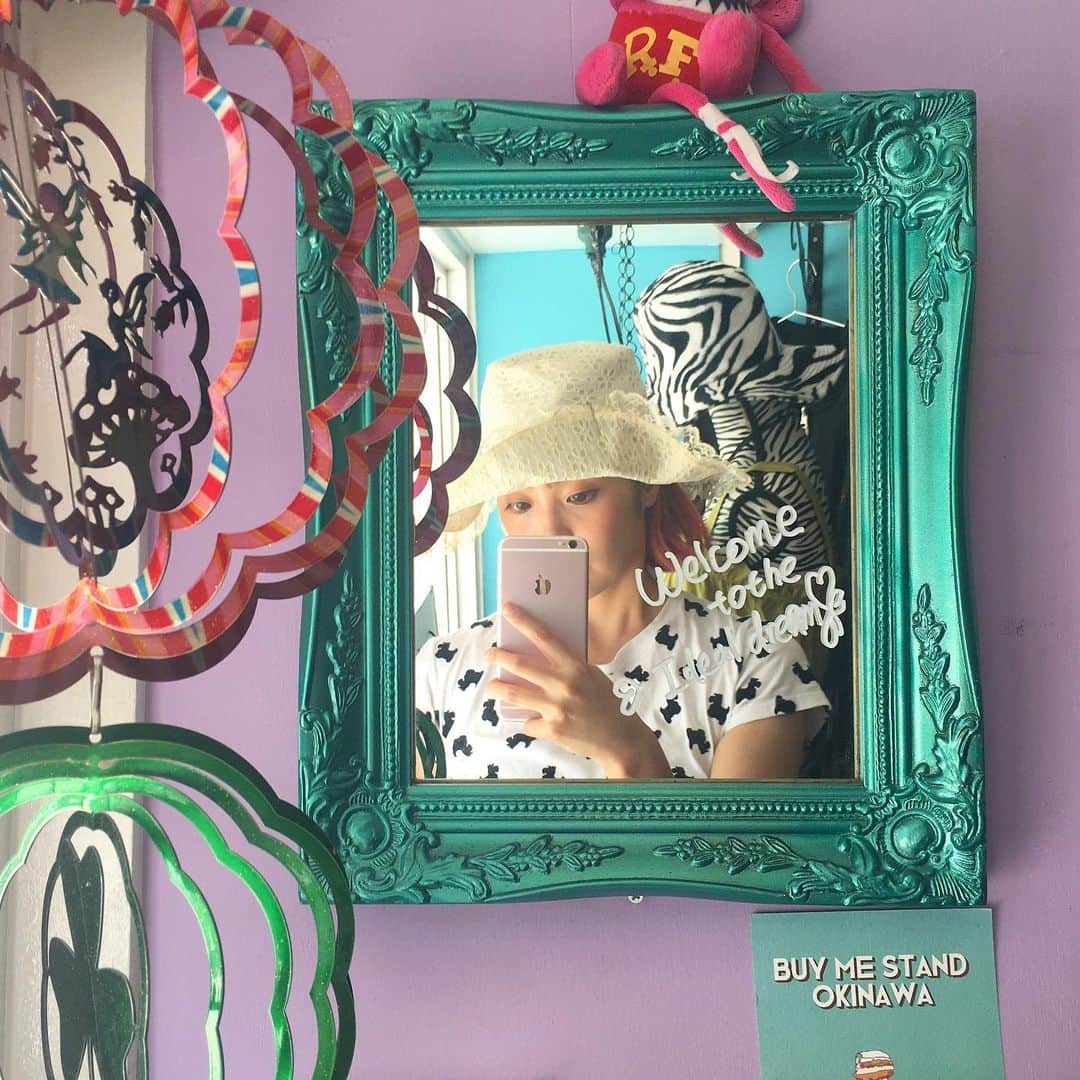 のインスタグラム：「念願の @the_heres2lyfe にやっと行けた〜🦋ぐっぴーのお店🔮🍀 こじんまりしたお店なんだけど、ぐっぴー要素がぎゅぎゅっと詰まってて、、ちょっとパワースポット的な雰囲気もあって、はじめて来たけど初めてな感じしない不思議なお店だったなぁ。あ、古着とセレクトの洋服やアクセサリーが置いてあります😊 牧志駅のすぐ下にあるよー！ 沖縄へ行くみなさま、国際通りに行くついでに是非！ ㅤㅤㅤㅤㅤㅤㅤㅤㅤㅤ 今回の宮古&那覇の旅は全日程、ぐっぴーに会えて毎日Happyだったよ🍀 また、すぐにね💖 ㅤㅤㅤㅤㅤㅤㅤㅤㅤㅤ  #okinawa #naha #vintageshop #the_heres2lyfe  #沖縄 #牧志 #沖縄古着屋 #沖縄セレクトショップ」