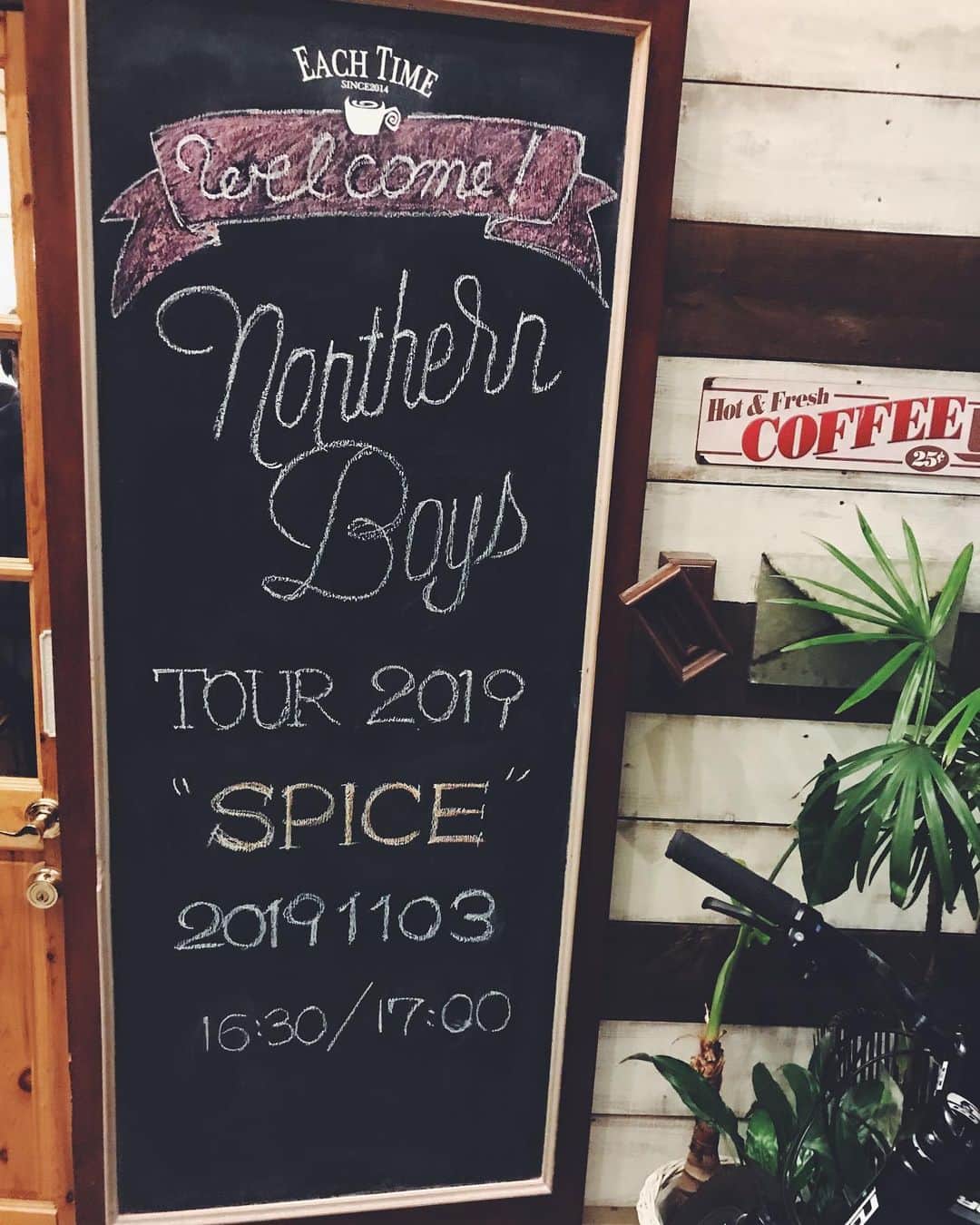 林幸治さんのインスタグラム写真 - (林幸治Instagram)「Northern Boys tour 2019 "SPICE" 名取 cafe the EACH TIME公演、来てくれた皆さん、お店の皆さんありがとうございました！いつもあったかく迎えてくれてとても嬉しいです。ありがとう！  #cafetheeachtime  #ノーザンボーイズ  #northernboys  #tour2019spice  #名取」11月3日 21時13分 - tct_koji_hayashi
