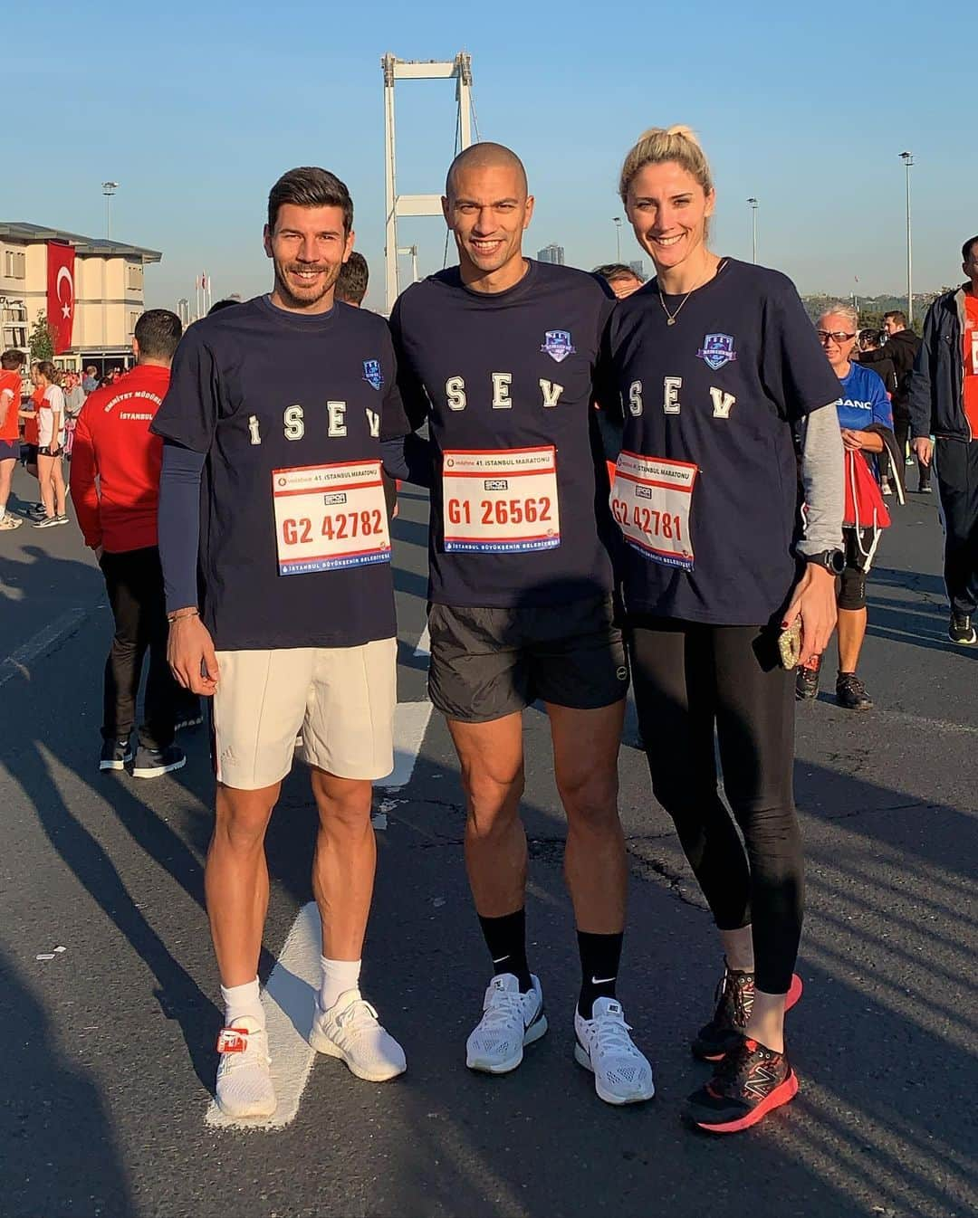 ギョクハン・インレルさんのインスタグラム写真 - (ギョクハン・インレルInstagram)「İstanbul Maratonunda vakfım İSEV adına koştuk. Muhteşem bir his... Bütün çocuklar iyi bir eğitim ve iyi bir geleceği hakediyor. Organizasyonda emeği geçen herkese teşekkür ederim. 🏃🏽‍♂️🏃🏻‍♀️ #isev #G88 #istanbulsenindurmakoş #çocuklariçinkoş #sporistanbul #ibb #damattween #vodafone #runforchildren」11月3日 21時17分 - gokhaninler