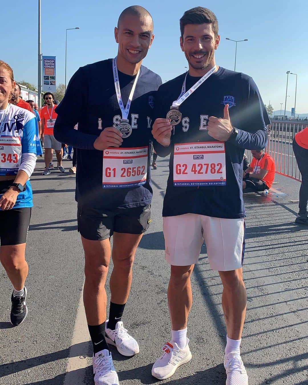 のインスタグラム：「İstanbul Maratonunda vakfım İSEV adına koştuk. Muhteşem bir his... Bütün çocuklar iyi bir eğitim ve iyi bir geleceği hakediyor. Organizasyonda emeği geçen herkese teşekkür ederim. 🏃🏽‍♂️🏃🏻‍♀️ #isev #G88 #istanbulsenindurmakoş #çocuklariçinkoş #sporistanbul #ibb #damattween #vodafone #runforchildren」