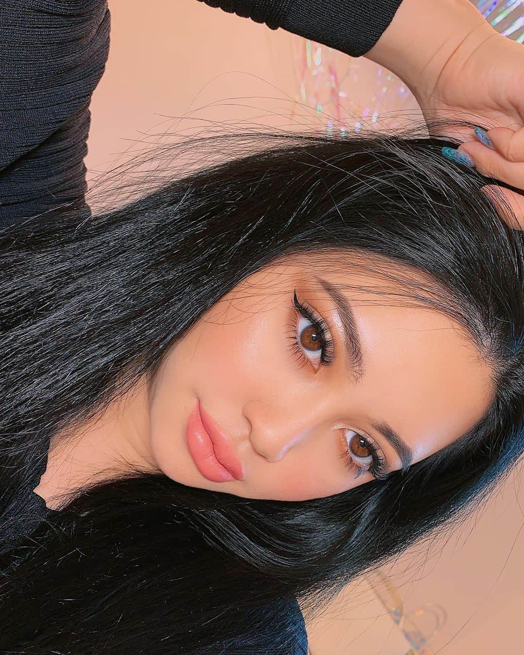 のインスタグラム：「💗#naturalmakeup 💗 好評だったから次撮影このメイクにしょうと思うんだけどみんなの意見聞かせてー！☃️💓 #glammakeup #haloeyeshadow  #kyliecosmetics」