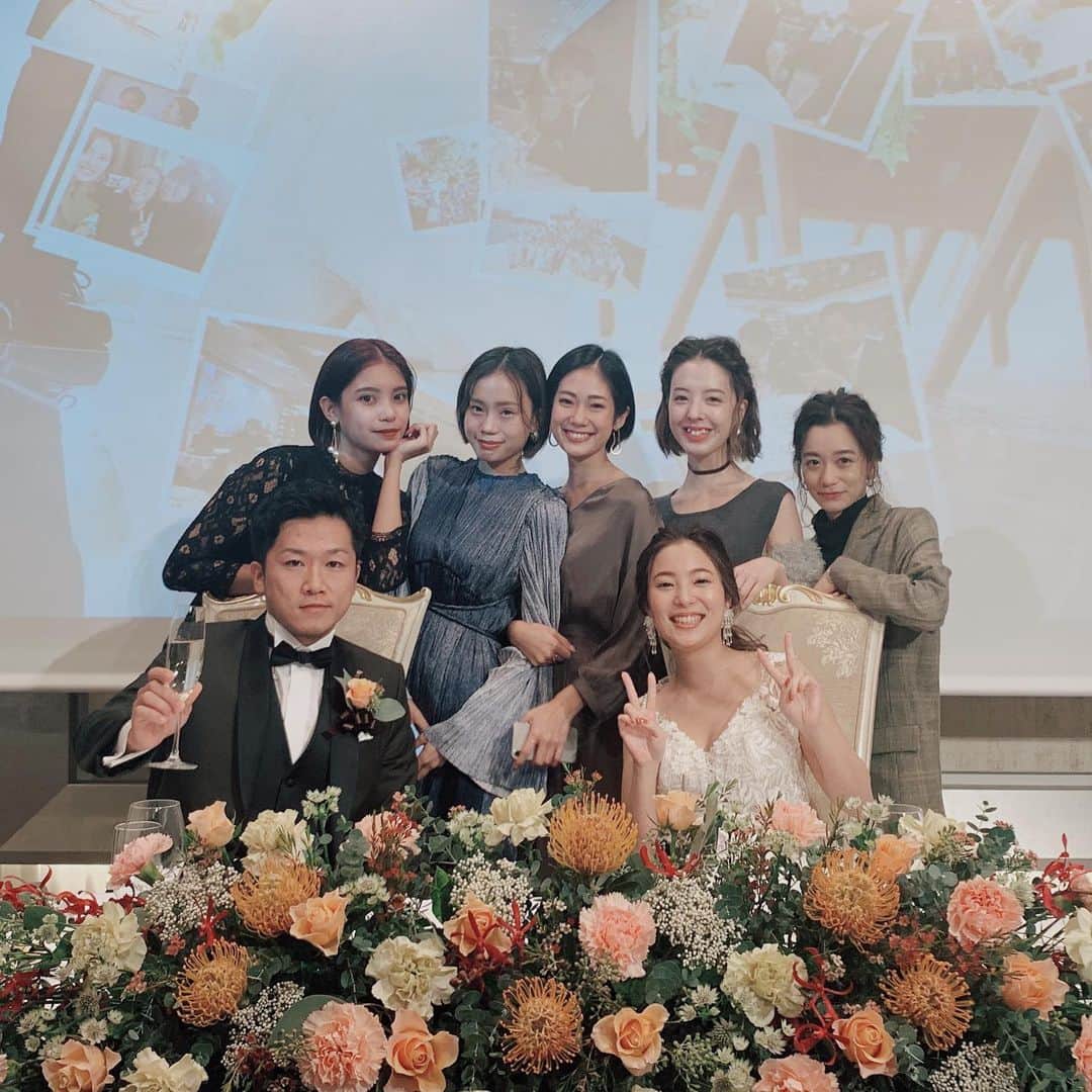 佐々木まゆのインスタグラム：「さえたんほんとにおめでとう〜〜😭😭❤️❤️ #みんなキメてて新婦はピース」