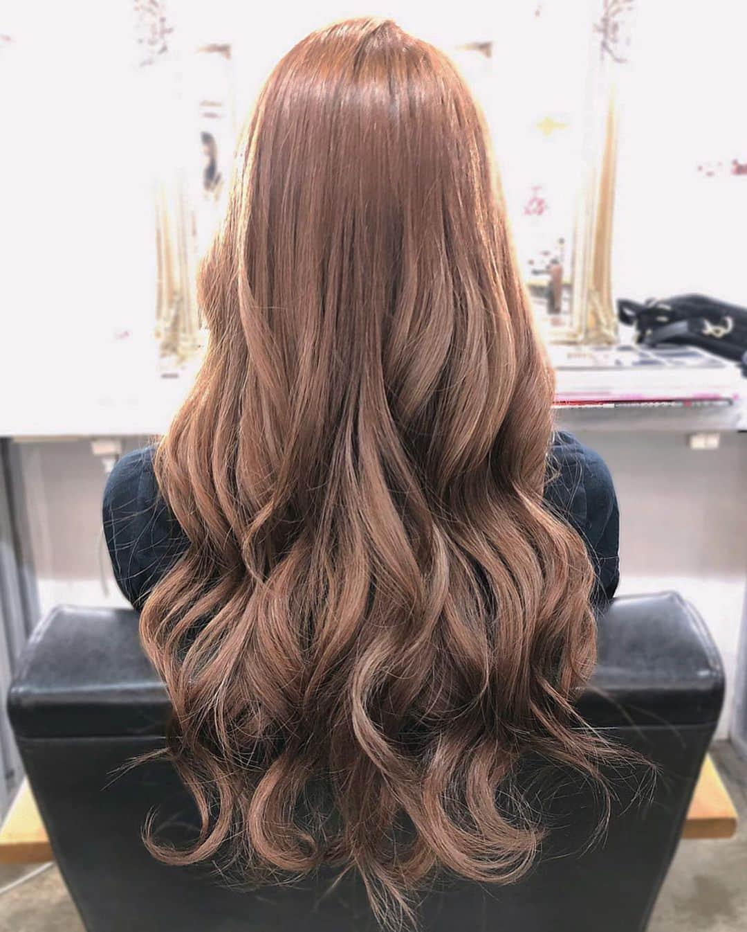 二重の女神 まあささんのインスタグラム写真 - (二重の女神 まあさInstagram)「.﻿ 𝑛𝑒𝑤 ℎ𝑎𝑖𝑟💇‍♀️﻿ ﻿ ﻿ 今回は、くすみベージュ♡﻿ ブリーチはしてないよ🍒﻿ ﻿ また少し髪伸びたから﻿ 巻いても胸下まである🤤💓﻿ ﻿ ﻿ 【Rollen Wiz】﻿ 東京都渋谷区神宮前3-21-12 2F﻿ 担当👉曽我っち(@soga_rollen_gm )﻿ ☎︎03-6721-1655﻿ ﻿ ﻿ ﻿ #newhair #longhair #haircolor #hairsalon #rollenwiz #beigehair #髪色 #秋カラー #地毛 #巻き髪 #ロングヘア #ヘアカラー #ベージュカラー #くすみベージュ #ヘアサロン #ローレンウィズ #トリートメント #原宿美容室 #表参道美容室 #渋谷美容室」11月3日 21時18分 - maasa.05