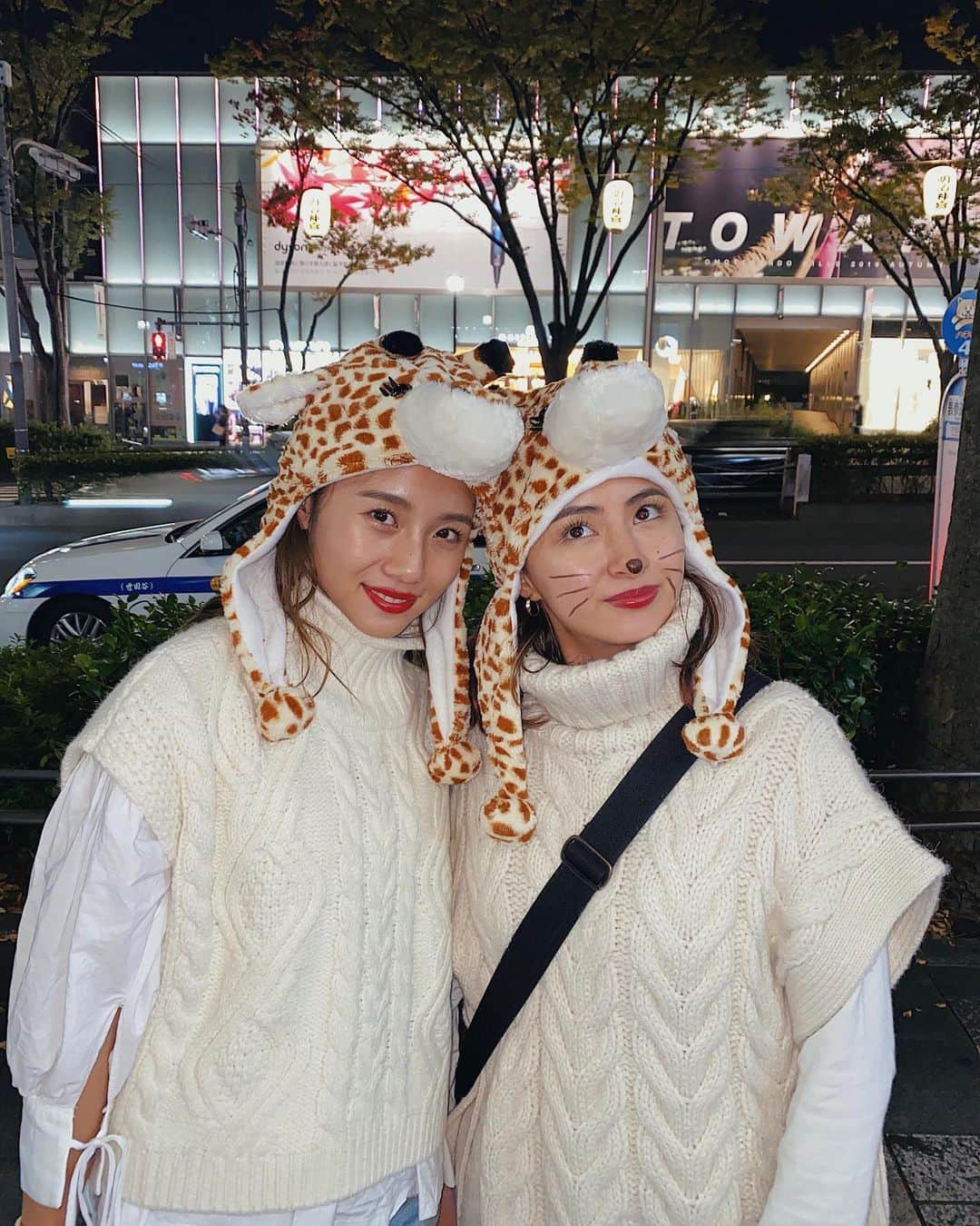 Julia Castroさんのインスタグラム写真 - (Julia CastroInstagram)「Halloween本番はあおいちゃんと会ってました❤️ コーデ被りはたまたま笑笑 2人でキリンになったよ🦒🦒🦒 . #Halloween #tokyo #japan #omotesando  #costume #animal #autumn #fall #fashion #ootd #outfit #outfitoftheday #fallfashion #girls #style #ハロウィン #東京 #表参道 #キリン #シミラールック  #お揃い #動物 #秋服 #ファッション #偶然のシミラールック」11月3日 21時29分 - julia.c.0209