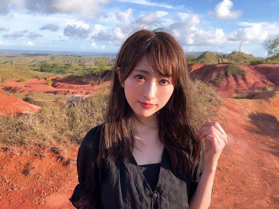 小桃音まいのインスタグラム：「. 写真集のオフショット🐾. お気に入りの赤土の山🏔. めっっちゃ綺麗な景色でした. . . . . そして追加の写真集イベントも決まりました🥰. . 11/17 タワレコ新宿店さん. 12/25 ポニーキャニオン本社. . これで写真集イベントラストなので会いに来てもらえたら嬉しいです❤︎. . . #グアム #自然 #photography #photo #portrait #写真集 #オフショット #撮影 #黒　#black  #japanese #japanesegirl #guam #写真好きな人と繋がりたい #小桃音まい #bonita #followforfollowback #instagood #instalike #instalove  #gopro」