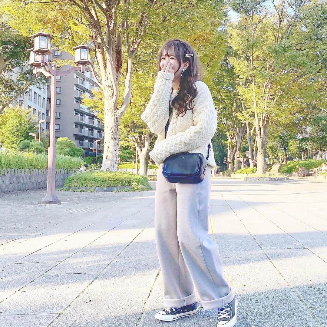 haruさんのインスタグラム写真 - (haruInstagram)「ㅤㅤㅤㅤㅤㅤㅤㅤㅤㅤㅤㅤㅤ ㅤㅤㅤㅤㅤㅤㅤㅤㅤㅤㅤㅤㅤ ㅤㅤㅤㅤㅤㅤㅤㅤㅤㅤㅤㅤㅤ #ootd ㅤㅤㅤㅤㅤㅤㅤㅤㅤㅤㅤㅤㅤ お母さんが買ってくれた vintage のニット🧡 ㅤㅤㅤㅤㅤㅤㅤㅤㅤㅤㅤㅤㅤ 2枚目の方がわかりやすいけど 編み方が可愛くてお気に入り😭❤️ これから先何年も大切に着たい1着𓂅 ˒˒﻿ ㅤㅤㅤㅤㅤㅤㅤㅤㅤㅤㅤㅤㅤ ㅤㅤㅤㅤㅤㅤㅤㅤㅤㅤㅤㅤㅤ @uniqlo の #ワイドフィットカーブジャージーパンツ は はきやすすぎて2色目！ベージュだけど 商品写真よりグレーにもみえます😳( 笑 ) ㅤㅤㅤㅤㅤㅤㅤㅤㅤㅤㅤㅤㅤ ㅤㅤㅤㅤㅤㅤㅤㅤㅤㅤㅤㅤㅤ ヘアアレンジは センターでわけるやつしたかったけど ピン1本しかなかったので 片サイドにねじってとめました🤣 ㅤㅤㅤㅤㅤㅤㅤㅤㅤㅤㅤㅤㅤ ㅤㅤㅤㅤㅤㅤㅤㅤㅤㅤㅤㅤㅤ 明日はたのしみすぎる日なので ストーリーたくさん更新します🥰！( 笑 ) ㅤㅤㅤㅤㅤㅤㅤㅤㅤㅤㅤㅤㅤ ㅤㅤㅤㅤㅤㅤㅤㅤㅤㅤㅤㅤㅤ ❤︎ tops : #vintage ❤︎ pants : #uniqlo ❤︎ bag : #agnesb ㅤㅤㅤㅤㅤㅤㅤㅤㅤㅤㅤㅤㅤ ㅤㅤㅤㅤㅤㅤㅤㅤㅤㅤㅤㅤㅤ #harucd ㅤㅤㅤㅤㅤㅤㅤㅤㅤㅤㅤㅤㅤ」11月3日 21時24分 - __haru3