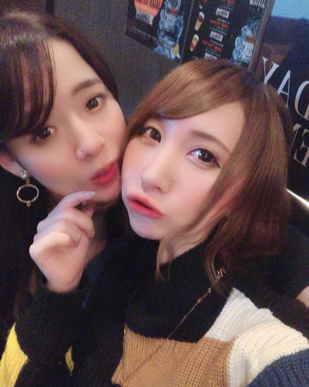 愛原れのさんのインスタグラム写真 - (愛原れのInstagram)「なっちゃん💓新村氏と初めてプライベートで飲んだ( ◜ω◝ )🍻❤ めっちゃ楽しくて調子こいて昼近くまで飲んだもんだから酒抜けなくて死ぬかと思ったけど幸せな休日過ごせたから結果おっけー🙆‍♀️💖 2人共ありがとうだいすき🐰💋 ＊ ＊ ＊ #初飲み #愛原れの #三島奈津子 #新村あかり #二日酔いで死にかけた😇 #楽しかった時間の代償がデカすぎ問題 #渋谷 #新宿 #はしご酒 #2人共だいすきらびゅ💋」11月18日 17時11分 - reno_aihara