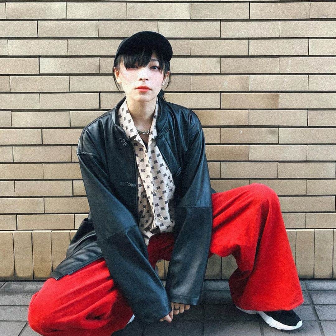 ジェニーのインスタグラム：「今日のコーデ。 うん。まぁ、、こういう日もある。笑  #ootd #outfitoftheday #fashion #これはパンツですね。#はいパンツです。」