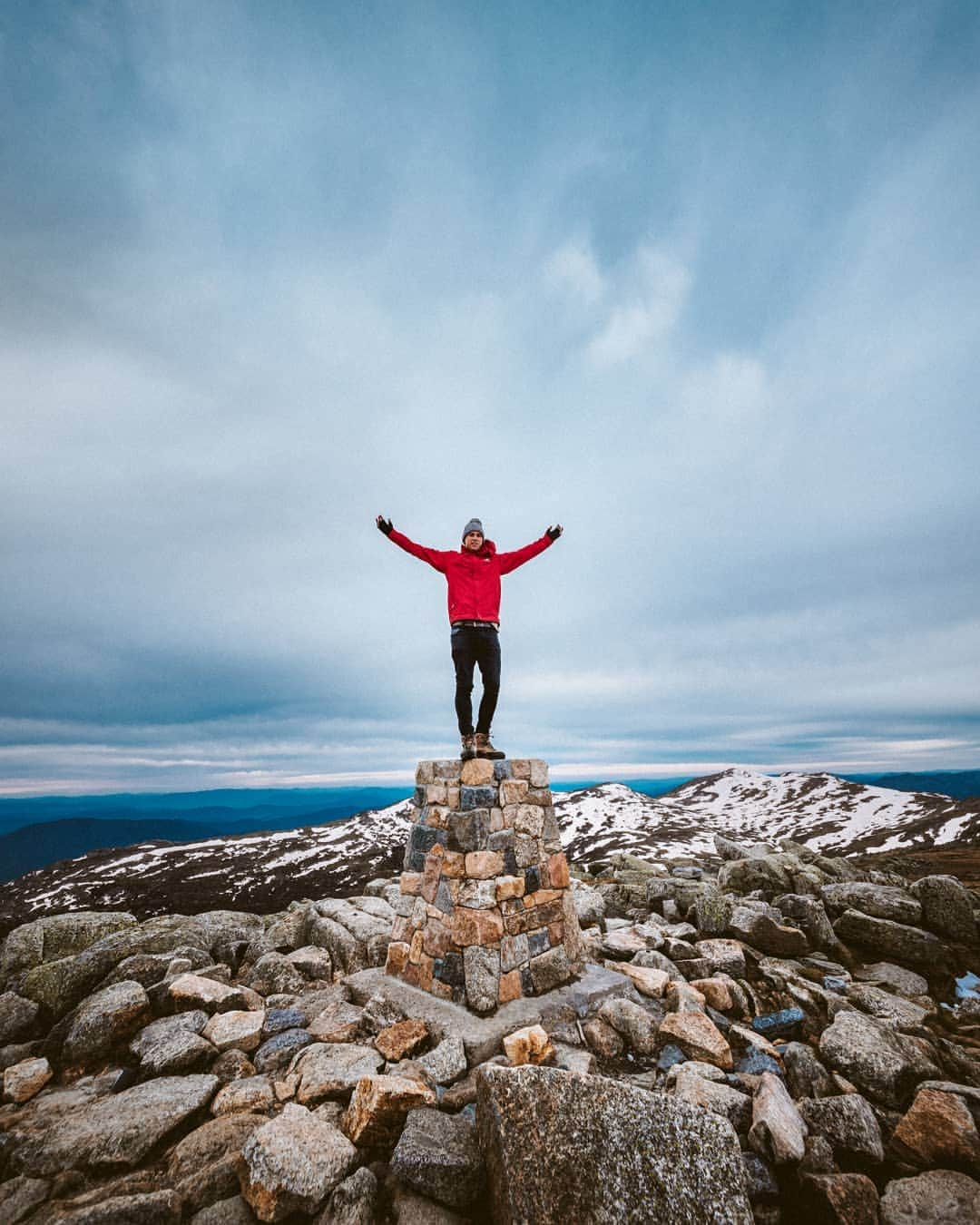 SNAPCHAT@JASONVANMIERTのインスタグラム：「Over the weekend I spent my birthday (16th November) 2,228 metres above sea level on the highest mountain in Australia with @connie_chapman」