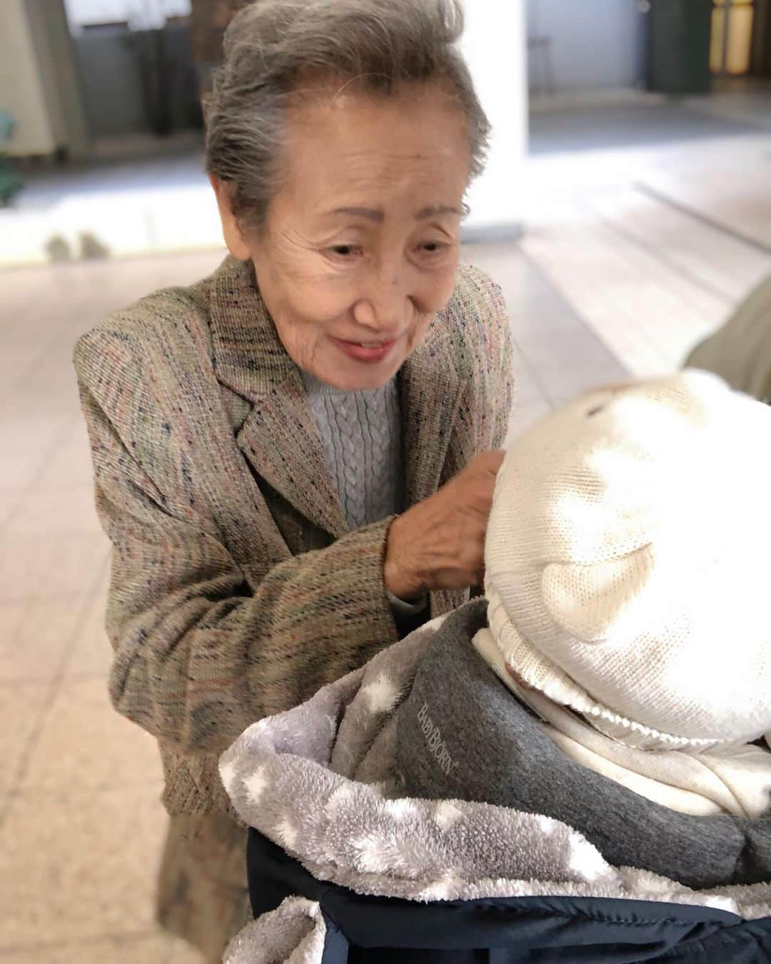 眞田佳織さんのインスタグラム写真 - (眞田佳織Instagram)「ちび丸の三重のひいばあちゃん。やっと会えたね！ . 87歳のばあちゃんは、数年前に息子を亡くしました。（私の父）  ばあちゃんはちびと初めて会った瞬間、 「ひろかずちゃん‥」と父の名を呼びました。  どうやら父の赤ちゃんの頃にとっても似ていたようです😆 . 「パパが帰ってきたみたいねー」って、笑いながら話しました。 . #毎日赤子 #ひいばあちゃん #初めての対面 #赤子パワー」11月18日 17時13分 - kaori_sanada