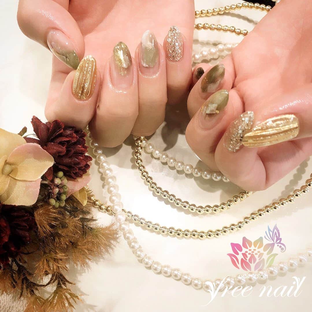 free nail フリーネイルのインスタグラム：「. お客様ネイル💅🏻🍂✨ . 大人ミラーネイル🌹✨ . ロングで美爪💫✨ . ご来店ありがとうございました🙇🏻‍♀️🙇🏻‍♀️🙇🏻‍♀️💗 . #ネイルアート #ジェルネイル #ネイルサロン #大阪ネイルサロン #ネイルデザイン #ネイルチェンジ #ミラーネイル #パ凸凹ネイル #大理石ネイル #グリッターネイル #ゴールドネイル #クリアネイル #デザインネイル #トレンドネイル #大人ネイル #ロングネイル #秋ネイル #autumnnails #nailsart #nailsdid #美甲 #日式美甲 #日式美甲胶 #日本美甲师 #日本美甲老师 #美甲上课 #日本胶 #フリーネイル #freenail」