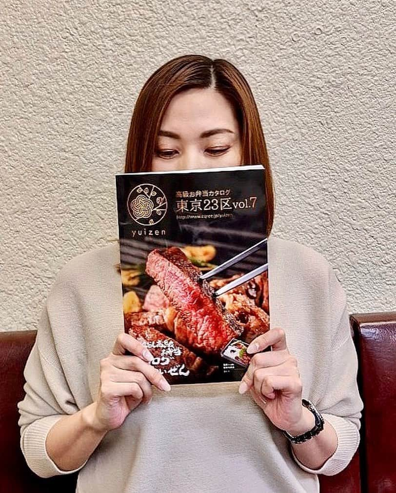 横山みれいさんのインスタグラム写真 - (横山みれいInstagram)「何を食べても「うまい！」﻿ 気軽に使える大衆酒場『和馬sキッチン( @kazumaskitchen )』さんに行ってきました！！﻿ ﻿ 稲荷町駅より徒歩4分。﻿ 店内に入ると左にはキッチン🍳﻿ 奥へ進むととっても広々〜！﻿ 最大60名貸し切れるお席になっています😊﻿ ﻿ 昼はお弁当屋さんをしていて、﻿ 高級お弁当から気軽に注文できるお弁当まで、種類はたくさん！﻿ 『高級お弁当カタログ 東京23区 vol.7』にて、巻頭で紹介されています！！﻿ ﻿ 和食歴30年以上の料理長の腕が光るお料理から、﻿ ・米沢牛のすき焼き﻿ ・阿波尾鶏のチキン南蛮﻿ ・揚げ出し豆腐﻿ をいただきました😊﻿ とにかく素材が、和牛に地鶏と、とっても豪華！！﻿ 更に味付けや出汁の引き方が、素材の良さを更に引き出します♩﻿ とってもボリューム満点なので、この3品でお腹がパンパンになっちゃいました∩^ω^∩﻿ ﻿ そして、このお店のおすすめはお料理だけではありません！﻿ なんと、和馬sキッチンのオーナーさんは、﻿ 『旅する詩人和馬』さんとして活躍なさっていて、﻿ 沢山の著名人の方へ詩を送ってらっしゃいます。﻿ 店内にもたくさんの心に染みる詩が！！﻿ ﻿ わたしも1枚いただいてしまいました😊﻿ 額に入れて後ほど郵送してくれるそうで、とても楽しみです∩^ω^∩﻿ お店に行かれた際は、飾ってある詩も楽しんでみてね♩﻿ ﻿ ﻿ 【和馬sキッチン】﻿ ・東京都台東区松が谷1-5-10﻿ ・稲荷町駅より徒歩4分﻿ ﻿ #和馬sキッチン #稲荷町居酒屋 #和馬くらぶ旅する詩人和馬 #ちょい飲み成田童夢ファミリー #pr #コラボベース #みれいンフルエンサー #インフルエンサー」11月18日 15時43分 - mireichan66