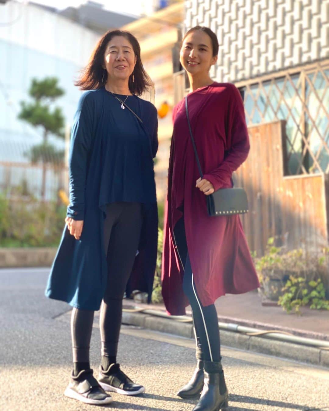 芥川舞子のインスタグラム：「芥川舞子 × @glaz_respirer_japan コラボウェアは幅広い年齢層や体格の方にも不思議とフィットするのです❤️ . ヨガ指導歴が30年以上の大川さつき先生 @yoga_satsuki はきっとこれまで長い間さまざまなヨガウエアを着用されてきたことでしょう...そんなさつき先生もこのウェアはとても着心地が良くて機能性が高いと、ご好評を頂いております🙏 . 写真２枚目の芥川洋輔先生 @yohsuke_akutagawa 、なんとお二人とも同じサイズのものを着用されています‼️ . 誰にでも着こなせて、その人らしさが溢れるウェアです。」