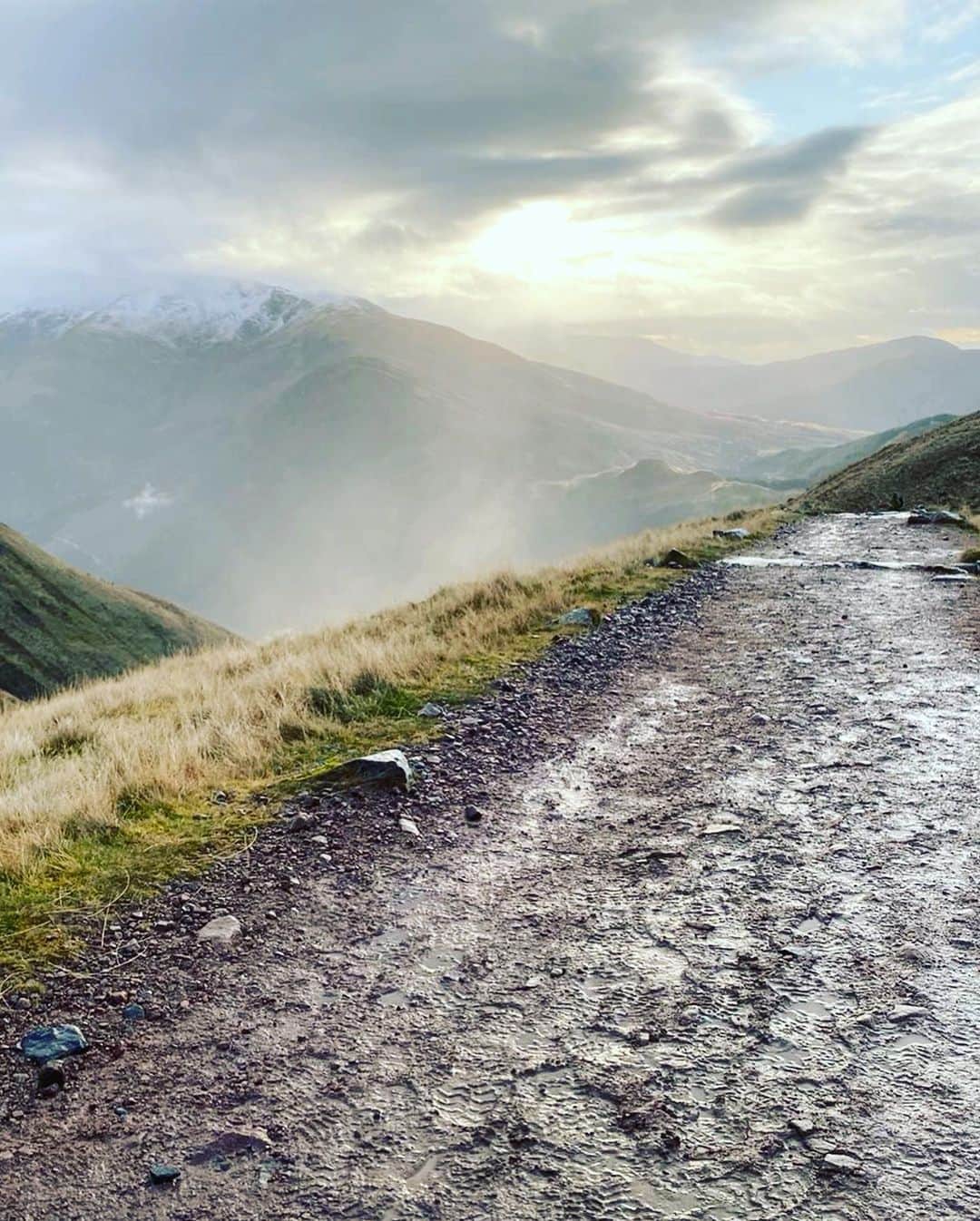 松田翔太さんのインスタグラム写真 - (松田翔太Instagram)「UKで1番背の高い山Ben Nevisに登って来ました。標高はたったの1345mですが、表情と気候が常に変化する、楽しい山でした🏴󠁧󠁢󠁳󠁣󠁴󠁿🏔 #bennevis #7h57min #scotland  Ben Nevis, Thank you for make me knackered😭😂👌」11月18日 15時57分 - shota_matsuda