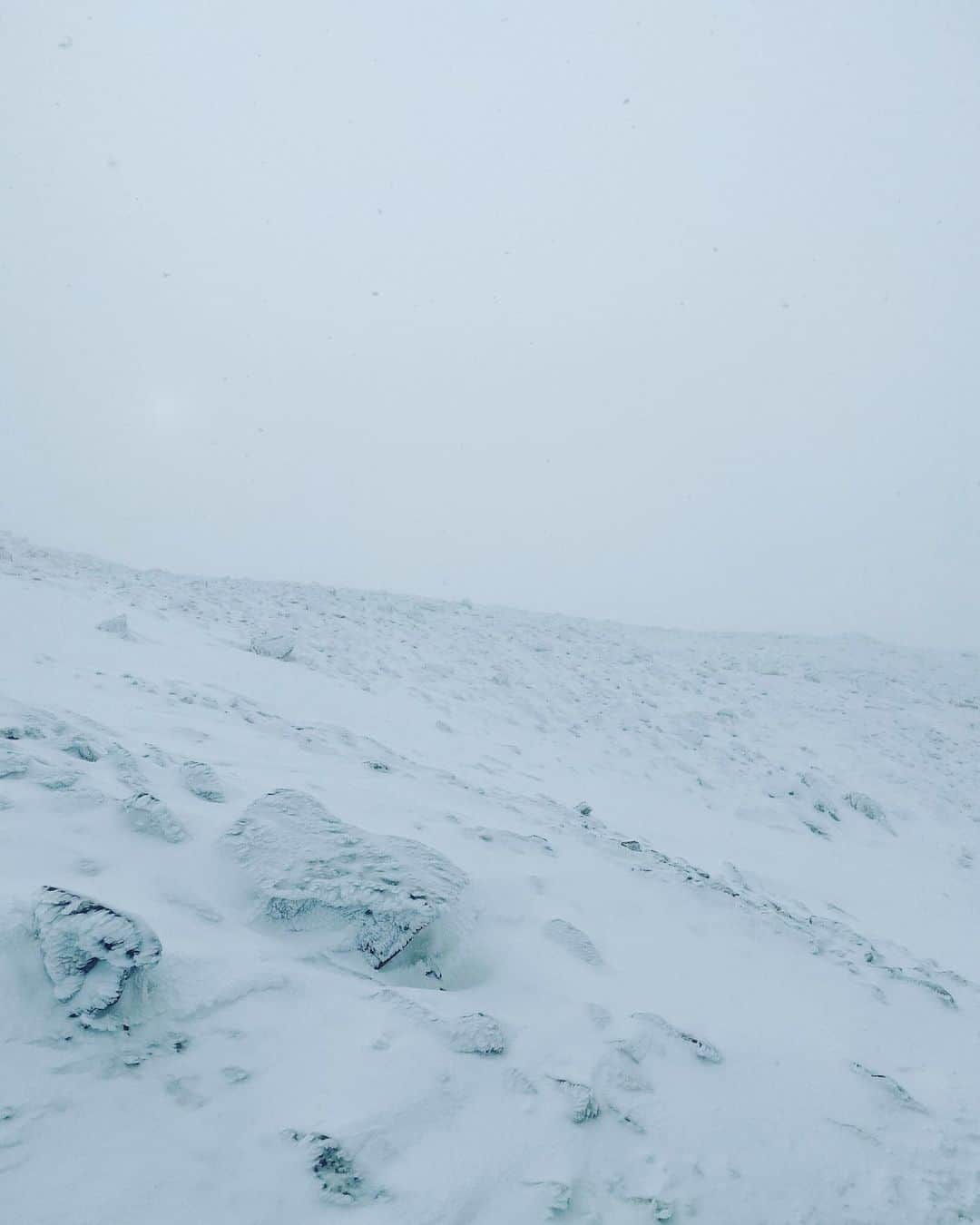 松田翔太さんのインスタグラム写真 - (松田翔太Instagram)「UKで1番背の高い山Ben Nevisに登って来ました。標高はたったの1345mですが、表情と気候が常に変化する、楽しい山でした🏴󠁧󠁢󠁳󠁣󠁴󠁿🏔 #bennevis #7h57min #scotland  Ben Nevis, Thank you for make me knackered😭😂👌」11月18日 15時57分 - shota_matsuda