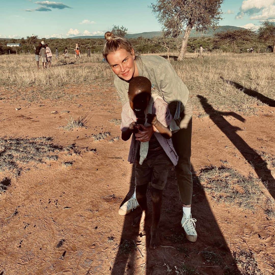 フィービー・ダールのインスタグラム：「Running around playing tag with the most inspiring children at Olpalagilagi School in Maasai Mara. We joined their environmental club and planted enough seeds to offset our carbon footprint of flying to Kenya and a week of driving around. Educating children about wildlife, the environment and the importance of conservancy is the most meaningful way to create lasting generational change in conservation. The children are our future. #kenya @kintravel」