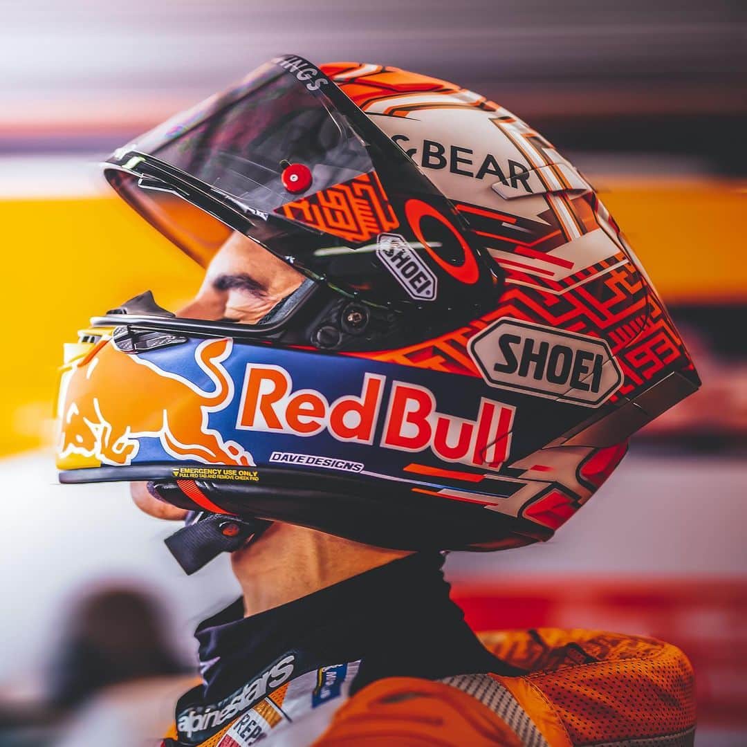 OAKLEYのインスタグラム：「12 wins, 420 points and an 8th world title. @marcmarquez93 went full throttle this season and he’s just getting started. It’s time to see what’s next. #MM93 #OneObsession #8ball」