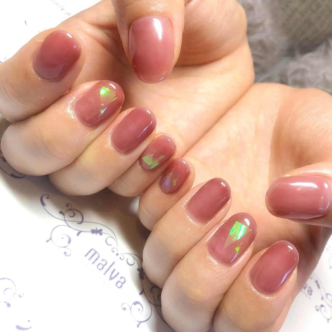 nailsalon malva（ネイルサロンマルヴァ）さんのインスタグラム写真 - (nailsalon malva（ネイルサロンマルヴァ）Instagram)「お客様ネイル💅⠀ ❤︎全塗りシンプル079❤︎⠀ ⠀ くすみレッドが秋冬にぴったり⋆｡˚ ⋆｡˚ ⠀ ⠀ 今月のみ‼︎⠀ プロモーションプライスキャンペーン中⠀ につきキャンペーン価格より¥5,000off ‼︎⠀ ⠀ ⠀ スワイプで動画もご覧いただけます⋆｡˚ ⋆｡˚ ❁⠀ ⠀ 💜💜💜💜💜💜💜💜⠀ ⠀  𝐧𝐚𝐢𝐥 𝐬𝐚𝐥𝐨𝐧  𝐦𝐚𝐥𝐯𝐚⠀ ⠀ ご予約はLINEからがオススメです☆⠀ 🌙原宿LINE ID→《@malvaで検索》⠀ ⠀ 全てのアートや料金表はHPからご覧いただけます✯*･ :.｡⠀ http://www.malvanail.com/sp/⠀ ⠀  #malva#nailsalonmalva#ネイル#gelnail#nail#nailart#naildesign#nailstagram#beautysalonmalva#gel#ジェルネイル#ネイルデザイン#原宿ネイル#nailsalon#ネイルサロン#ネイルチップ#森絵里香#malvaネイル#お洒落ネイル#ネイリスト募集#美甲#fashion#ハンドネイル#秋ネイル#네일#젤네일#甲油#指甲#beauty#くすみカラー⠀ ⠀」11月18日 16時00分 - malva_nail