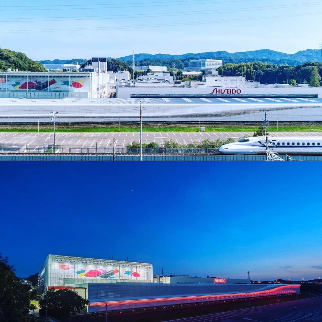 のインスタグラム：「Catch a glimpse of this mega-display outside our #Kakegawa Factory in Shizuoka when you're on the Shinkansen "bullet" train! The factory, which handles our makeup production, is now dressed in full color through an inaugural collaboration with the #ShiseidoCreativeDivision.  #shiseidofactory #ShiseidoCreative #fullpowerstudio #shiseidoartists #cosmeticsfactory #cosmeticsproduction #wallart #exteriorart #shinkansen #factory @fullpowerstudio #shiseido #資生堂 #资生堂 #掛川#工場 #資生堂センデン部 #化粧品工場 #外観アート #東海道新幹線 #車窓からの景色」