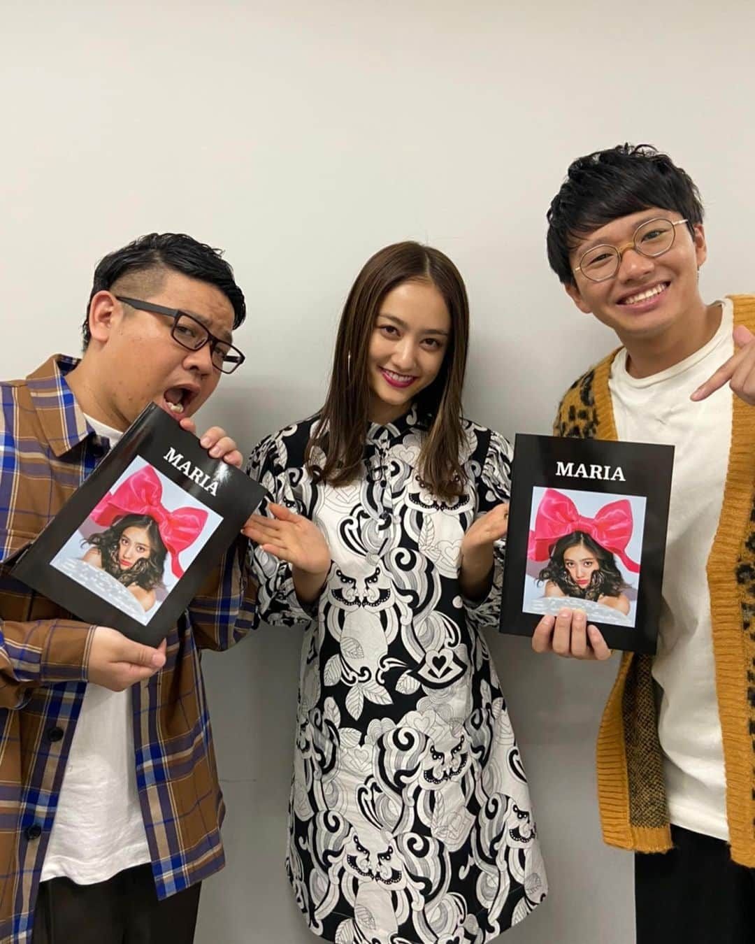 亜生さんのインスタグラム写真 - (亜生Instagram)「谷ちゃんに写真集もらった！ その名も「MARIA」！ ファースト写真集よ！ #気さく女子 #いつもおしゃべりしてくれる #ええ子 #そんな彼女の写真集 #ナチュラルまりあも #イケイケまりあも #全部見れちゃうのがこの本！ #これは買いね！！ #谷ちゃんありがとう」11月18日 16時01分 - aseihurricane