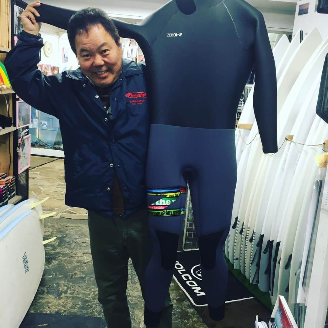 ほんこんさんのインスタグラム写真 - (ほんこんInstagram)「zeroonewetsuits  セミドライ 新作出来上がった👌 #zeroonewetsuits  #オーダー #セミドライ #ロングボードサーフィン  #ロングボード #サーフィン #ニューウエット最高  #ニューウエット #コーストライン #ほんこん」11月18日 16時04分 - hongkong2015_4_9