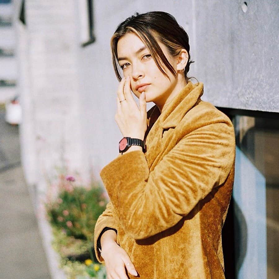 NIXON GIRLのインスタグラム：「先日POSTしたNIXON TEAM RIDER工藤洸平 @koheikudo が手がけるブランドNOMADIK @we_are_nomadik からカスタム時計を着用したモデルカットが到着！ カスタムした時計は11/15よりNOMADIKオンラインストアで発売中！ NIXONのクラシックモデルTHE TIME TELLER をNOMADIKがカスタマイズ！ マットなケースにマットブラックとレッドの2種類の文字盤を用意。裏蓋にはNOMADIKとNIXONのロゴを刻印、レザーベルトにはNOMADIKのロゴをゴールドで箔押した上品かつシックな雰囲気を醸し出した時計となります。 数量限定での販売となりますので早めにチェックを！ 詳しくはNOMADIK @we_are_nomadik のTOPページからLINKをご覧下さい。  #repost photo by @masatokudo_ Model : @eminata  #nixon #ニクソン #時計 #カスタム #nomadik #数量限定」