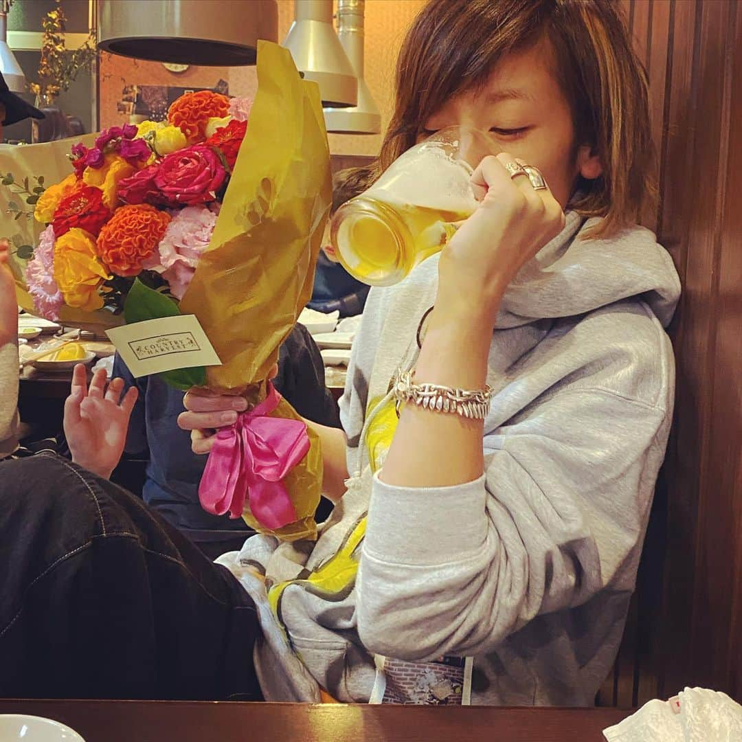 西山茉希さんのインスタグラム写真 - (西山茉希Instagram)「銭湯から待ち合わせを許された夜ご飯。 先について待機。  お店に入ってきたチビーズから花束贈呈。 彼女達が一本一本選んでくれたことを、丁寧に懸命に伝えてくれました。  #チビパンさんはこれとこれと #ちびちびさんはこれとこれと #小さな手で何回も教えてくれた  カラカラの喉にキンキンのビール。 キュンキュンな心に流れ込む黄金の液体。  #んまーーーーーい #❤️🍻❤️ 二人の声が聞けて、 二人と会話ができて、 おめでとうとありがとうを交換したら、 一緒に乾杯ができました。  #6歳と3歳 #ふとしたときに感じる成長  6年目の母ちゃんは、 我が子達の成長のおかげで、 年々お酒が美味しくなるよ。  #ママは酒呑み #ママは俺流  きっと嫌なところも、ダメなところもいっぱい見せてるけど、 選んでくれた花束がカラフルで、 それがなんだか嬉しくて、 このまま行っちゃおって思っちゃった。  #いつまでもそれぞれが #色んなイロを好きでいて #カラフルな心を大切にしようね  派手ーズ親子。 未来へ続く。  #イイイロ #生まれた日付が大好きな言葉 #チビパンフォトシリーズ」11月18日 16時07分 - maki.nshiyama50