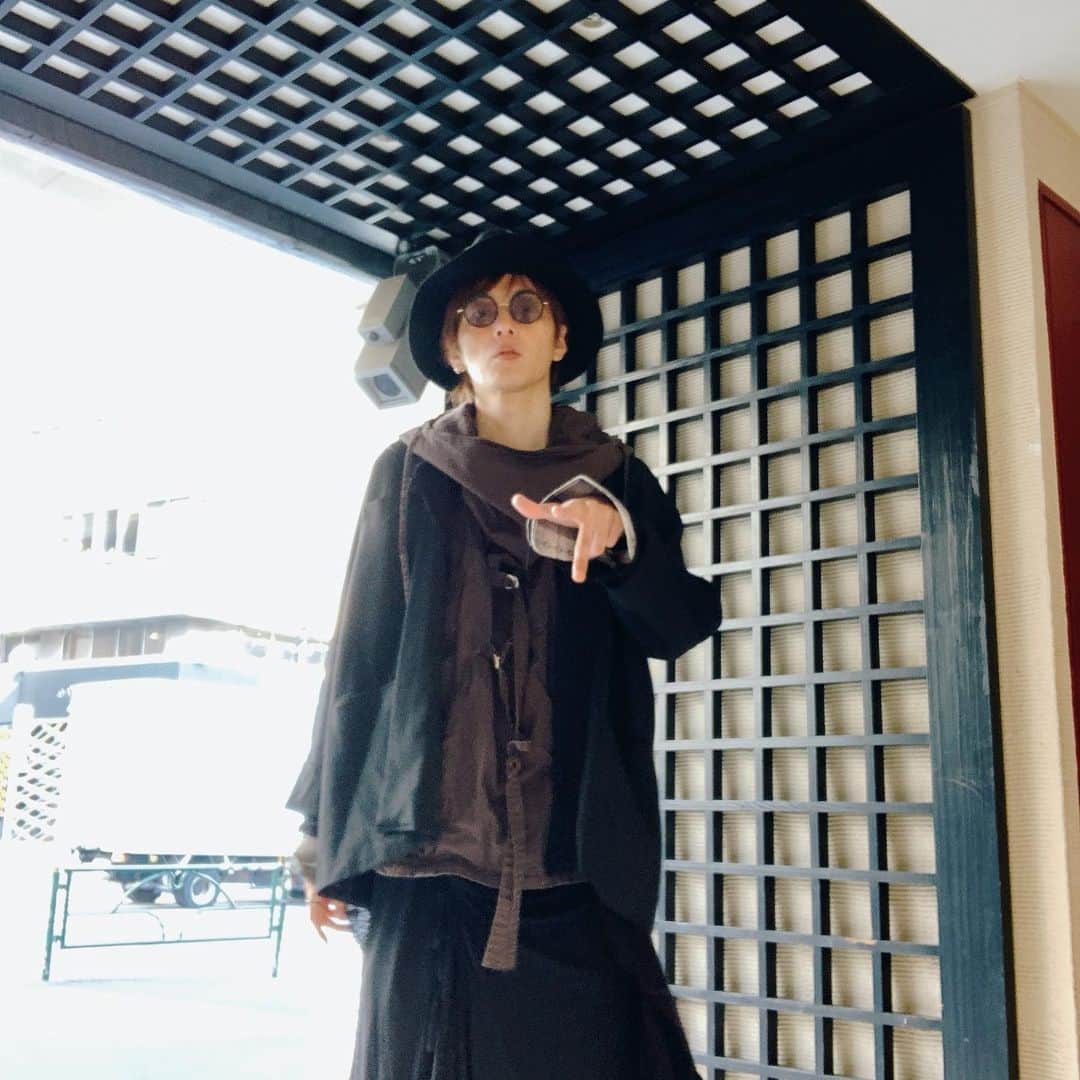 椿隆之のインスタグラム：「たまには  椿を　たくさん　　載せる  #コーデ  #fashion  #服　#カジュアル　 #モード系  #オシャレコーデ  #なのか？　 #冬　#サングラス」