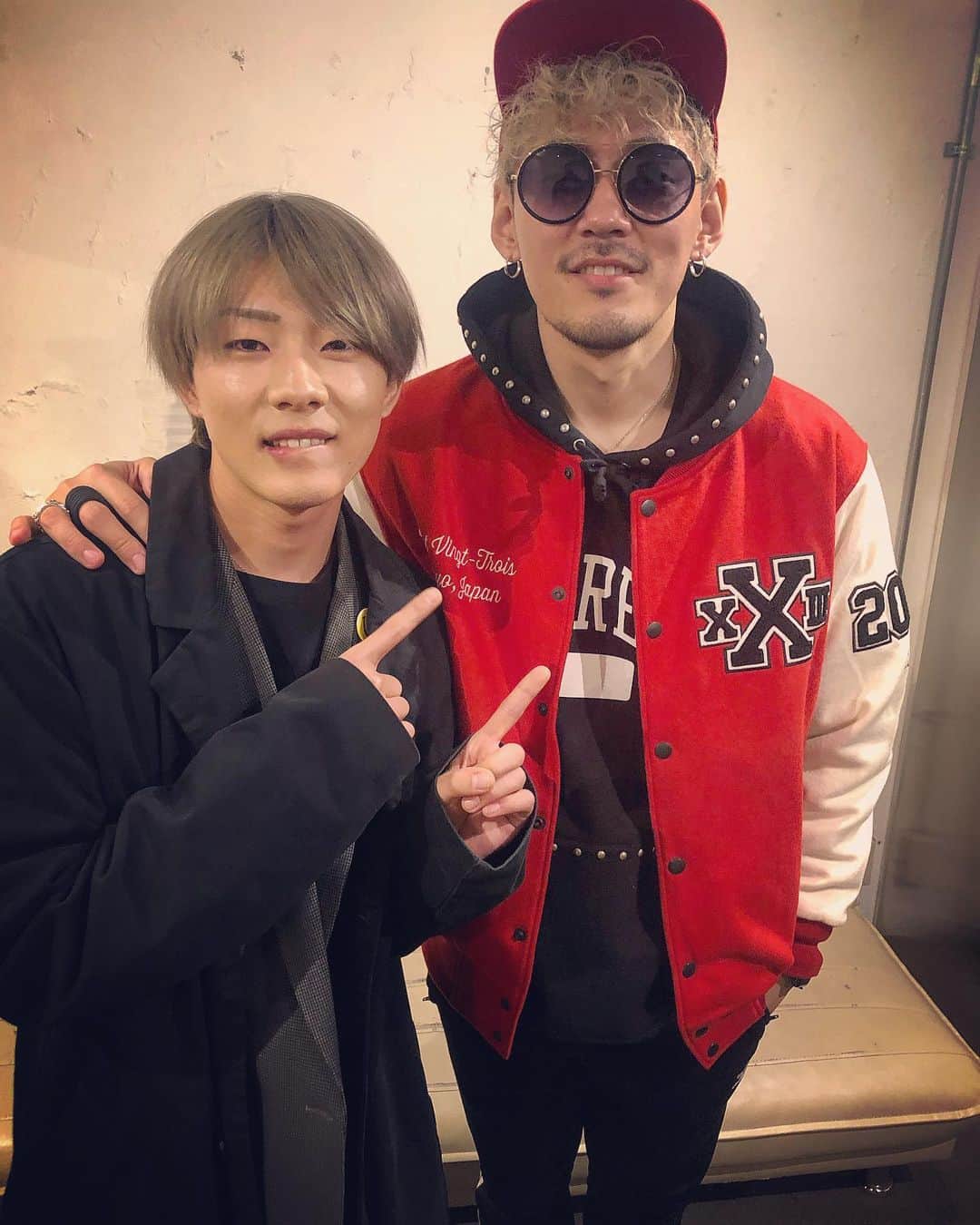 草川瞬さんのインスタグラム写真 - (草川瞬Instagram)「2019. 11. 15﻿ ﻿ Disparate﻿ at. Arc Kyobashi Osaka﻿ ﻿ 大阪にて主催イベントさせて頂きました﻿ 共演者も中々濃い面子です﻿ ﻿ ご来場の皆さん﻿ 出演者の皆さん﻿ スタッフ﻿ 全ての方に感謝です﻿ 本当にありがとう御座います﻿ ﻿ 皆のLIVEを見させてもらって﻿ 凄く刺激を受けたのと﻿ 音楽って良いなぁとしみじみ思いました﻿ "皆それぞれ違って良い"﻿ そんな意味を込めたイベントタイトルで﻿ その想いがそのままステージの上から﻿ 放たれている様や﻿ その想いを受け取るフロアの空気感が﻿ 感じていて凄く幸せでした﻿ ﻿ また大阪でもイベント出来るよう﻿ 頑張ります﻿ そして大阪でワンマンライブが出来るよう﻿ 日々精進していきたいと思います﻿ ﻿ 出演者との写真を出演順に﻿ tatsuya﻿ 3WAG﻿ T-CHU﻿ AYACA﻿ 強﻿ ﻿ 仲間のYU-G&たかみち社長﻿ ﻿ 最後の1枚はエモめなブレちゃんと」11月18日 16時19分 - shunkusakawa